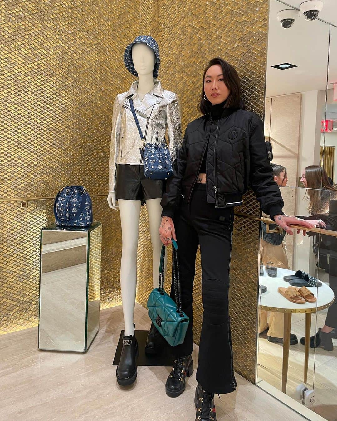 ダニ・ソングさんのインスタグラム写真 - (ダニ・ソングInstagram)「haven’t been out in a minute but @mcmworldwide made me do it last night! 😆🖤 thank you so much for such a beautiful night ⭐️ #mcmxtatemcrae」3月4日 9時07分 - songdani