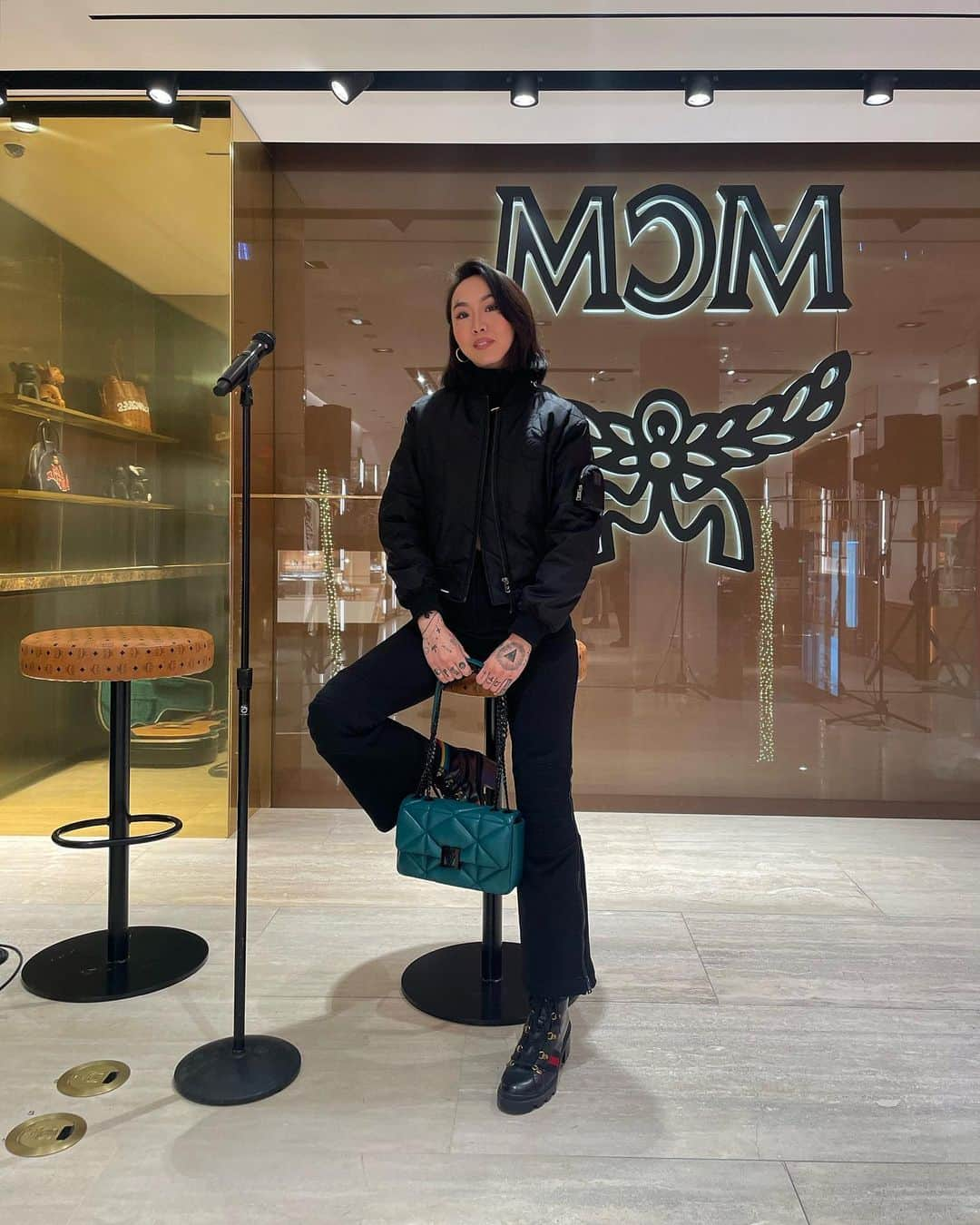 ダニ・ソングのインスタグラム：「haven’t been out in a minute but @mcmworldwide made me do it last night! 😆🖤 thank you so much for such a beautiful night ⭐️ #mcmxtatemcrae」