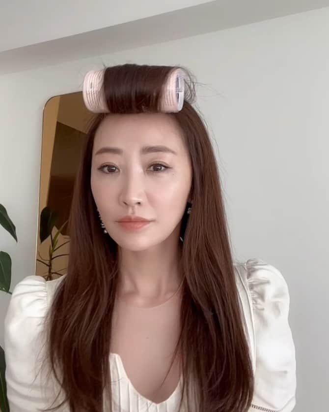 神崎恵のインスタグラム：「・ 今日もいいお天気です。 春が近づいてくると、ヘアやメイク、服も変えたくなります。 ヘアは軽やかさが欲しくなるから、カラーはより透明感を出す色(落ち着いた色でも透明感が出る色)にするし、スタイリングも空気が混ざるようなやわらかな仕上がりにすることが多くなります。 雰囲気を変えるのに簡単なのが顔周り。 ビッグカーラーで巻いて、ドライヤーで少し熱を加え冷ますだけ。 アイロンとはまた違う軽さがでます。 前髪以外は、太めアイロンで毛束を多くとり大きめゆるめのニュアンスをだすくらいで。 最初に毛先をワンカールしておくと、 少々の巻き残しがあっても気になりにくく、雰囲気がでやすくなります。 動画ではつけてないけれど、仕上げにバームを少量、もしくは、艶出しスプレーをつけて完成。 ざくっと、考えすぎず巻くくらいがいいニュアンスがでたりします。 3枚目は、撮影前の移動時間。 (このまま外を歩くわけではないのでご安心を🙏) カーラーのチクチク感。懐かしいです。」