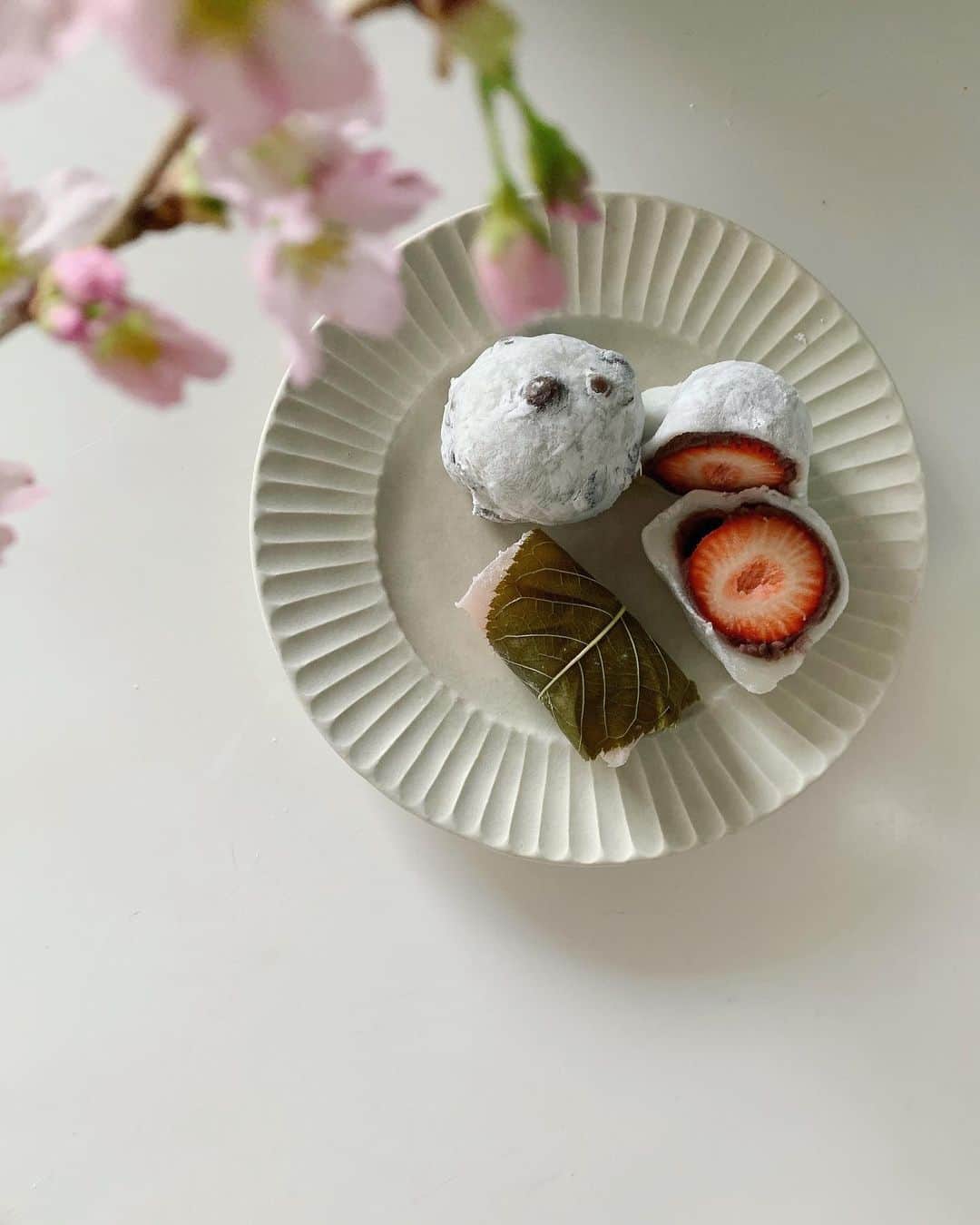 海下真夕のインスタグラム：「. 春めいてきましたね🌸🍓🎎 . . . . 桜が咲いてるの見かけたら立ち止まって見ちゃう🌸 そんな人をちらほらと見かける度に、風情を感じます。  ひな祭りの時期は桜餅売ってて嬉しくなる💓 一年中食べたいよなぁ。 給食の3色ゼリーもね、恋しいな…🎎  #ひな祭り#桜餅#いちご大福 #豆大福#高松屋#桜#🌸#メジロ #おやつ#和菓子#あんこ好き #ひし形#3色ゼリー#知ってる？」