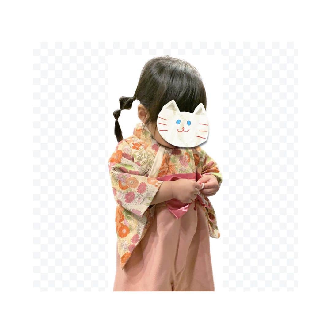 三倉茉奈さんのインスタグラム写真 - (三倉茉奈Instagram)「昨日はひな祭り。お家でささやかにお祝い☺︎  0歳の時から着ている着物ロンパース(2、3枚目。ちっちゃい！)もうぴちぴちだったので、2歳の今年が最後かな。 元気に育ってくれてありがとう🌸  なんか色々こぼして晩ご飯の時にはパジャマになってた笑 #ひな祭り #2歳」3月4日 10時12分 - mana_mikura_official