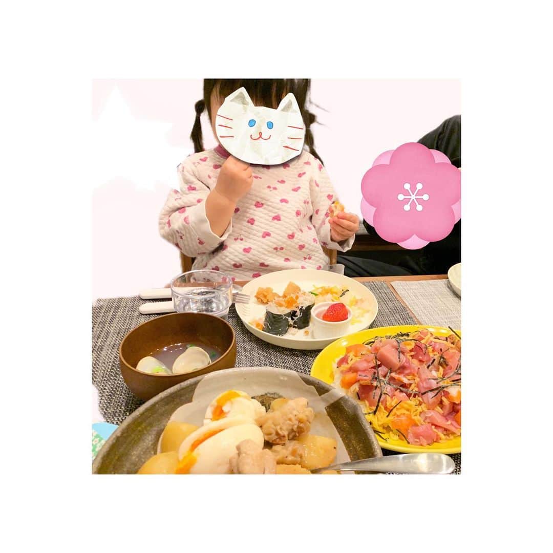 三倉茉奈さんのインスタグラム写真 - (三倉茉奈Instagram)「昨日はひな祭り。お家でささやかにお祝い☺︎  0歳の時から着ている着物ロンパース(2、3枚目。ちっちゃい！)もうぴちぴちだったので、2歳の今年が最後かな。 元気に育ってくれてありがとう🌸  なんか色々こぼして晩ご飯の時にはパジャマになってた笑 #ひな祭り #2歳」3月4日 10時12分 - mana_mikura_official