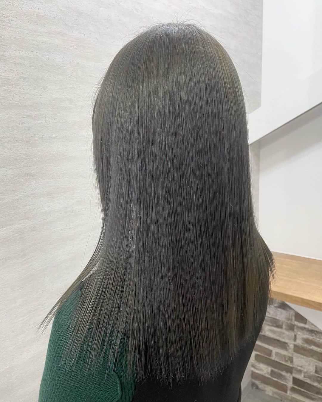 salon PRATiNO(サロンプラチノ)のインスタグラム：「. #ブリーチなし で作る透明感カラー🪐  ※ベースが12トーン以上推奨  元のお色味がかなり明るめでしたので 少し濃いめにグレージュを入れて 深みと透明感を出しました◎  ツルツルな仕上がりでとっても可愛い😍  いつもありがとうございます❤️❤️  #hair#pratino#clavis#ハイトーン#韓国ヘア#グラデーションカラー #デジパ#縮毛矯正#名古屋美容院#栄美容院#ショートカット#透明感カラー#クラビス#酸熱トリートメント#ダメージ毛#ヘアサロン#女性スタッフのみ#初めてのブリーチ#白髪染め#ペールカラー#エクステ#シールエクステ#ヘアメ#アイブロウ#メンズアイブロウ#メイク#ファイバープレックス#スタッフ募集」