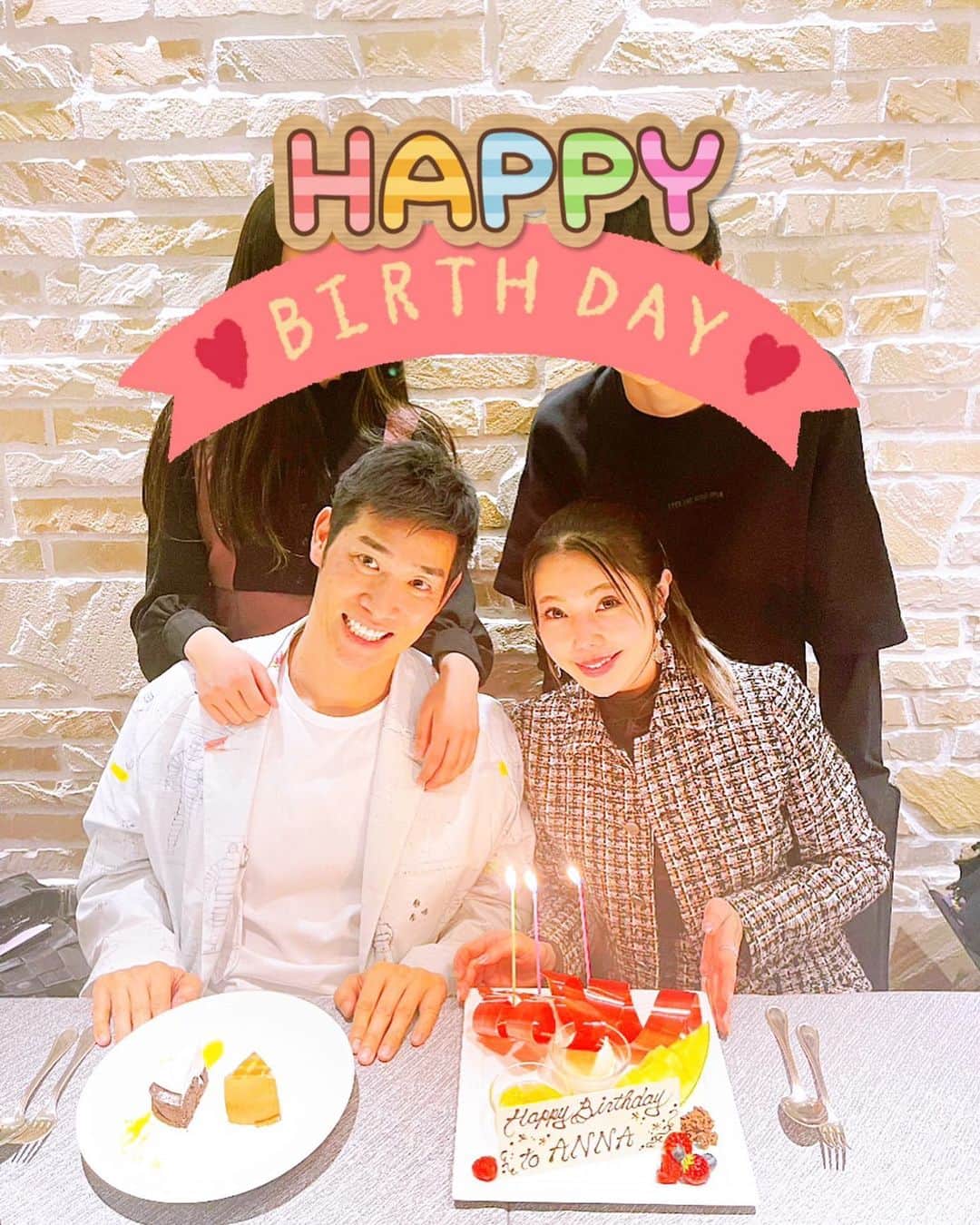 のインスタグラム：「延期にしてた2月1日の杏奈ちゃん @annasumitani のお誕生日会を1ヶ月遅れで開催フォー！ ボクらよりも勉強に部活にと忙しい子どもたちとも中々スケジュールが合わず、、、😅 やっとお祝いできました！ なんとフォー！ティー(40)歳になった杏奈ちゃん。 これからもよろしくね😍」