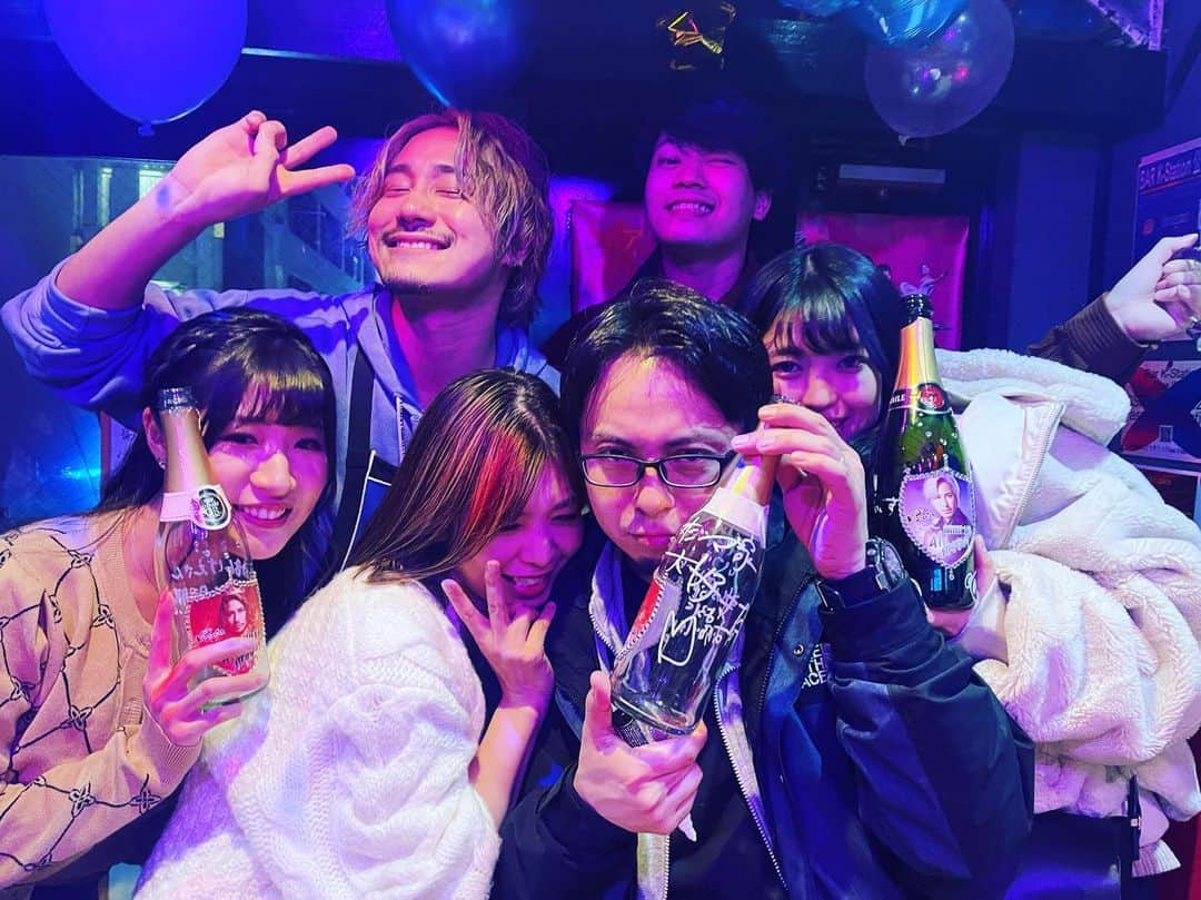 前田けゑさんのインスタグラム写真 - (前田けゑInstagram)「【3/4誕生日を迎えました】  最初にたくさんの温かいメッセージありがとうございます‼️  時間をかけて目を通して返信させて頂きますね😂 #嬉しすぎです #8割が男性からのメッセージ  上京して20年 そしてBAR K-Stationオープンしてから10周年  この10年は毎年と言ってもいいくらい BAR K-Stationで誕生日を皆様と迎えさせてもらってます！  ありがとう😁 #浴びるほど飲んでます  今年も咲夜3/3金曜日みんなで乾杯できて🍻 めちゃくちゃ楽しかった！！  今日も19:00くらいから乾杯して語らいましょう🥂 #ちなみに昨夜延々と歌って喉死んだ #ショットも信じられないくらい飲んだ気がする  毎日が最高‼️ ３月はハッピーマンとして みんなと飲みたいー 見つけたら乾杯しましょうね🍻」3月4日 10時14分 - ke_maeda