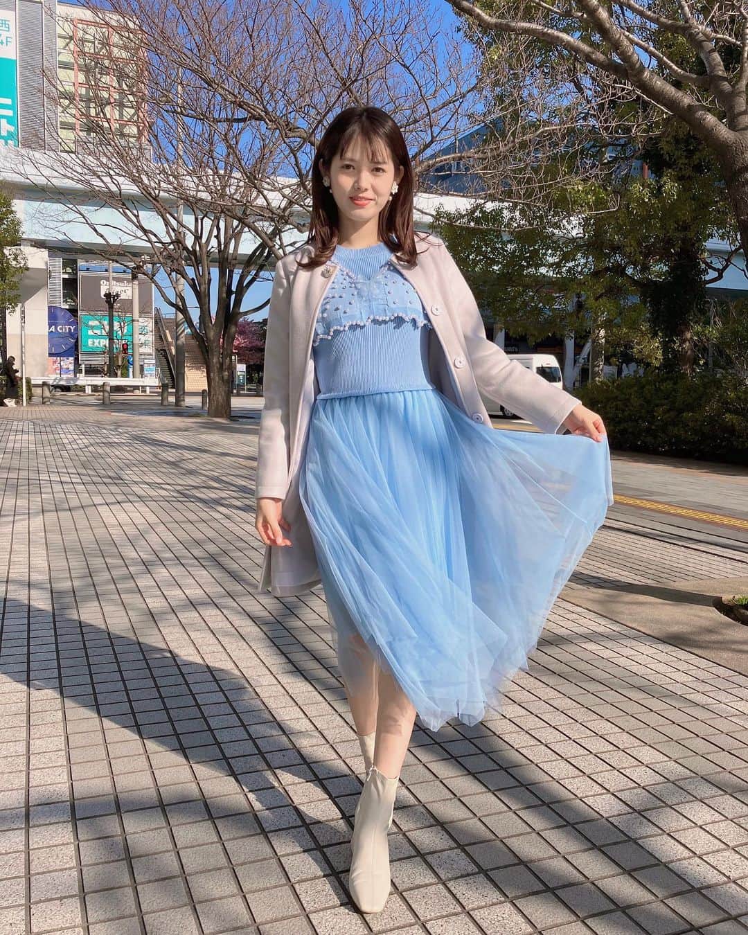 のインスタグラム：「おはようさん^ ^♪ 体調はいかがですか？🍀 いつも優しいメッセージをありがとうございます♡  3月最初の週末やね💕 朝はヒンヤリしていたけど 今は日向はあったかくなってきたで☀️ 来週半ばは、20度くらいが続出しそうやから 服装もそれなりの準備をしとかなきゃね♪ 昼間なら上着なしかな〜🤔🧥  ただそんな中、東京は明日雲が多くなりそうなんよ〜☁️ 最新のお天気チェックしてな！  お台場の桜の木の蕾も大きくなってきたで〜🌸 ほな素敵な週末を🤍🧡  今日はストレート×外ハネ、薄めメイクで 落ちついた感じにしてもらいました〜( ˘ ³˘)♥︎  #めざましどようび #お天気キャスター #ストレートヘア」