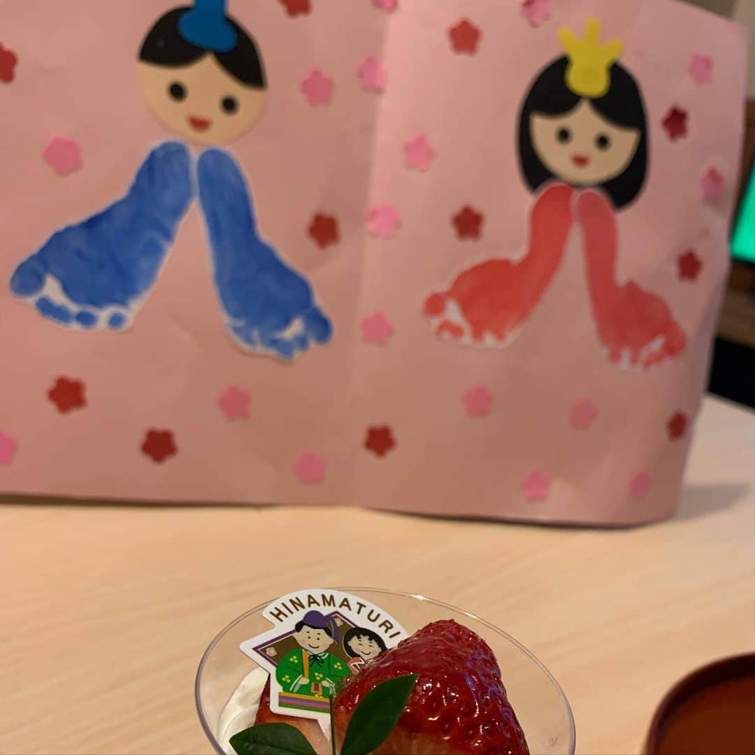 祐澄しゅんのインスタグラム：「3月に入りましたね！ 皆さんいかがお過ごしでしょうか？ 子どもが保育園で制作した足形お着物お雛様、の制作物 先生がくださいましたw成長記録🎎 慌てて買ったお雛祭りプリン🍮 今日は以前お世話になっていたスタジオの先生と 主人の誕生日笑🎉おめでとうございます㊗️ 私は今日もお仕事！！！頑張るぞ😤 来週から少しずつ暖かくなっていくようですね。 季節の変わり目、ご自愛くださいね。 #雛祭り #バタバタと #しっかり働きます #宝塚受験生 #まもなくですね #がんばれ #祐澄しゅん」
