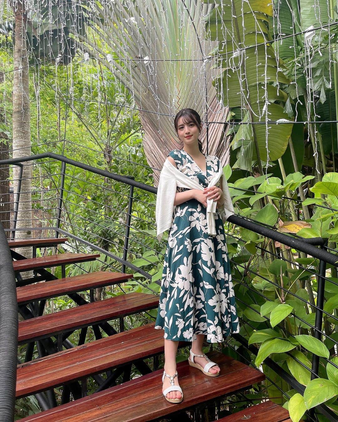 のインスタグラム：「背景と服がマッチしてる🌴🌞」