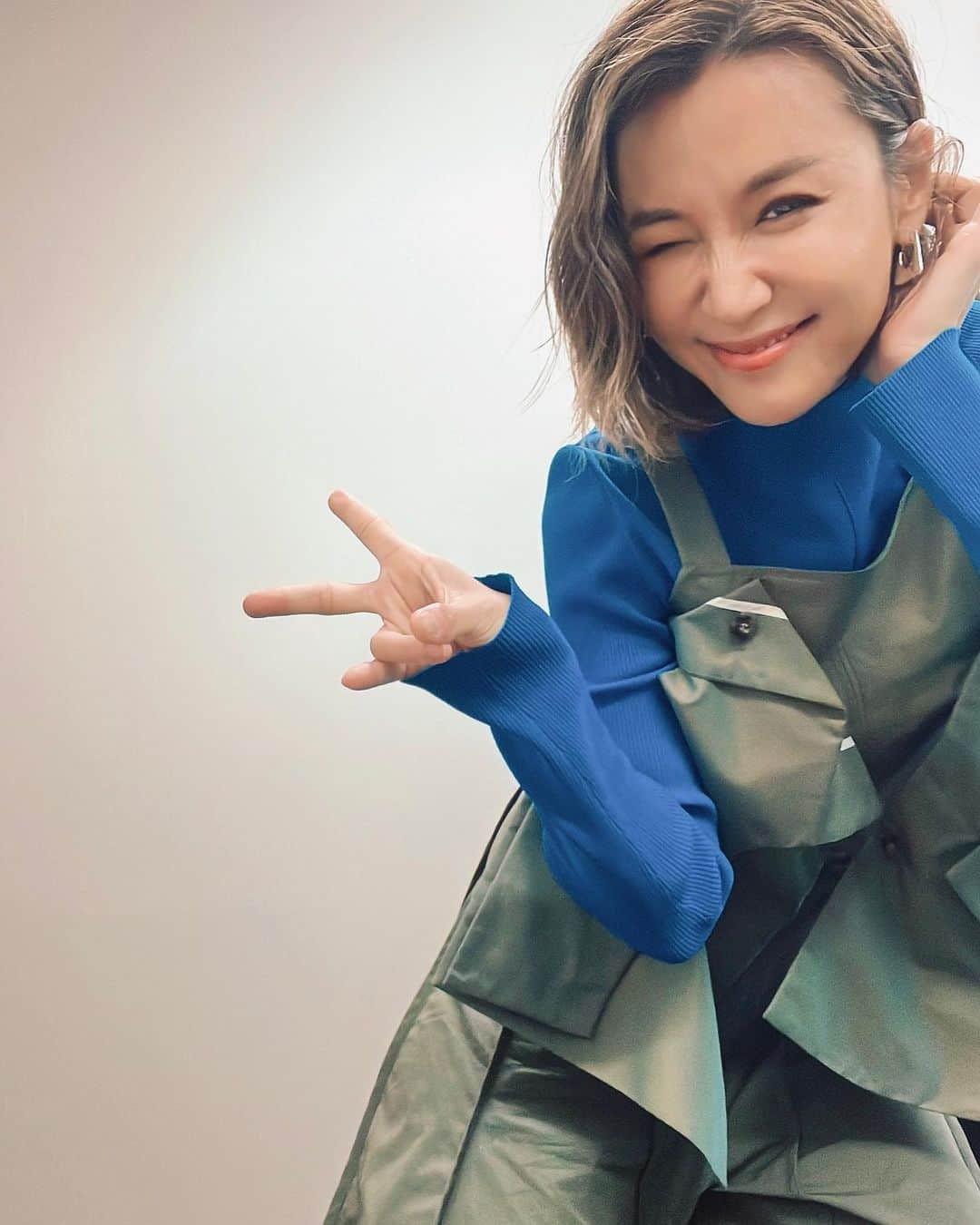 のインスタグラム：「サタプラでしたん。 楽しかったからか携帯忘れたまま 新幹線に乗って京都まで行って携帯取りにまたMBSに引き返し😂 テンション上がったらすぐ携帯忘れるヌケ作です🫣  わーい❤️ 無事見つかった記念にパシャり😘」