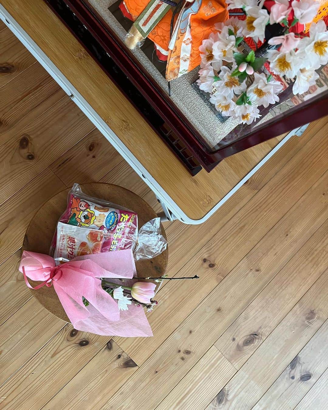 aco.さんのインスタグラム写真 - (aco.Instagram)「2023.3.4  昨日の#桃の節句 🎎  朝から子育てサークルに出かける前に バタバタでしたがお雛様と写真を撮りました （pic2〜4はだんだん娘が若返ります笑）  先日買ってきた桃の花が咲きそうにないので 買い足したチューリップ  何種類かあったけど 娘が選んだ可愛いピンクです🌷 . . . 3月3日は あの子のお誕生日になるはずだった日 5歳おめでとう  毎年旦那さんが休みを取ってくれて 会いに行きます  今年は朝から子育てサークルに （そろそろどれも最後になってきたので 　最後はお礼を言いに行きたくて） 幼稚園の顔合わせに、予定が詰まっていたけど 合間の数時間に娘と3人で行けました  抜けるような青い空で良かった☺️  お寺にある可愛いお地蔵さんが 娘の体型にそっくりで思わず📷  ほんの少しの時間だけど 帰りに美味しいパンを買って 綺麗な海を見ながら食べました . . . あの子がいたら娘はいなかったのだろうけど 3人いたらどんなきょうだいだっただろう （にーちゃん、てんてこまいだろうな😂）  3つ寄り添ったチューリップを見ながら そんな事を思った日 . . . さて、今日は天気もいいし 娘と一緒にお雛様にお礼を言って片付けよう🎎 . . . . . #ひなまつりフォト #季節を楽しむ暮らし #マイホーム #木の家 #平屋 #平屋建て #平家の家 #平家住宅 #平屋暮らし #リビングインテリア #こどものいる暮らし #こどもと暮らす #子育てを楽しむ #3歳 #3歳女の子 #10月生まれ #こどものいる暮らし #こどもと暮らす #子育てを楽しむ  #11歳差子育て #年の差兄妹 #年の差育児  #暮らしを楽しむ家づくり #暮らしの記録 #日常の記録 #日常を楽しむ #日常を楽しく .」3月4日 10時59分 - aco.chaaaaan