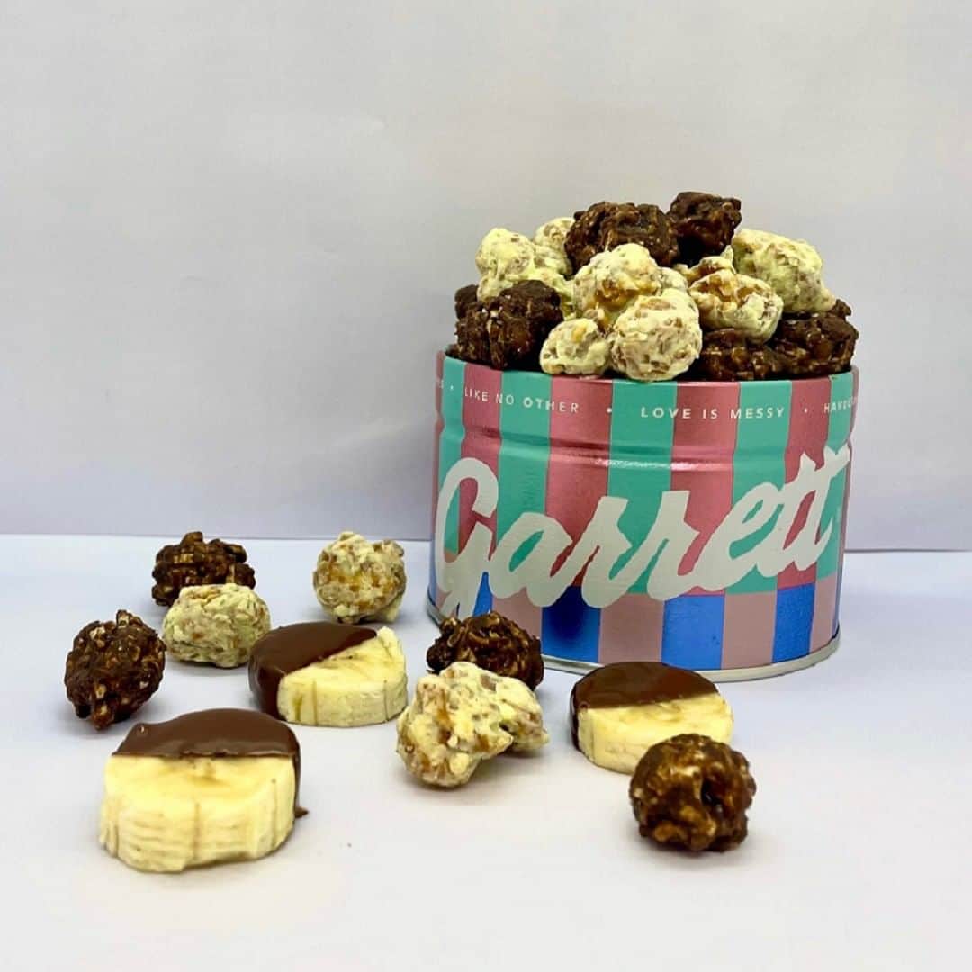 のインスタグラム：「. チョコ×バナナの鉄板組み合わせがうれしいホワイトデー限定レシピ『Spring Blossom』​ カラフルな手のひらサイズの缶も人気です💖 お得なまとめ買いプロモーションも実施中​😍  ​是非店頭やオンラインショップをお見逃しなく​🔥 ​  #garrett #garrettpopcorn #garrettjp #popcorn #ギャレット #ギャレットポップコーン #ギャレットポップコーンショップス #ポップコーン #原宿 #酒々井プレミアムアウトレット #名古屋  #南町田グランベリーパーク #土岐プレミアムアウトレット #岡崎 #ホワイトデー」