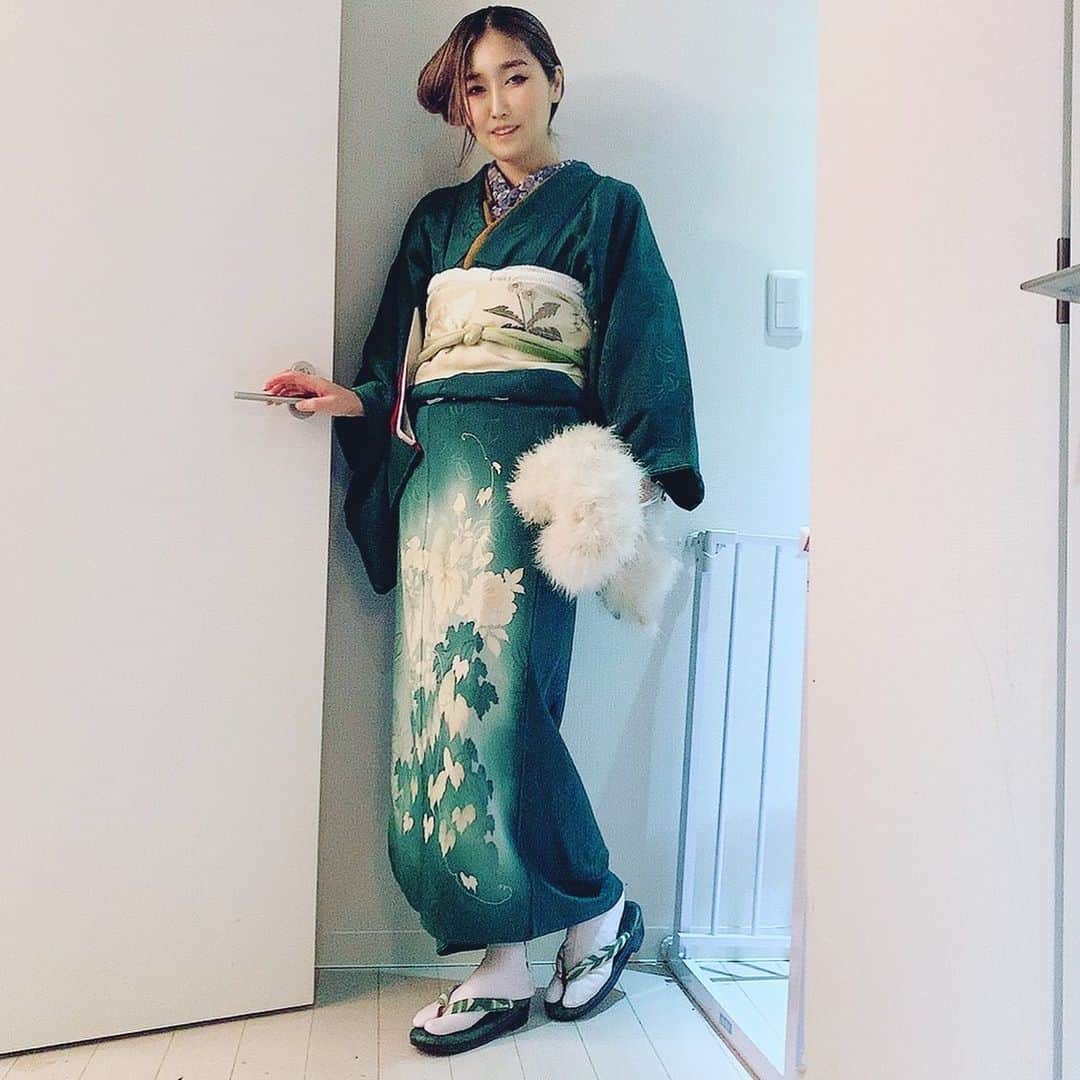 のインスタグラム：「蔦と薔薇の着物に桜と鶏の帯、桜の半襟で銀座にお出かけ #アンティーク着物　#着物　#着物コーディネート　#着物コーデ　#今日の着物　#kimono #ootd #japanesegirl」