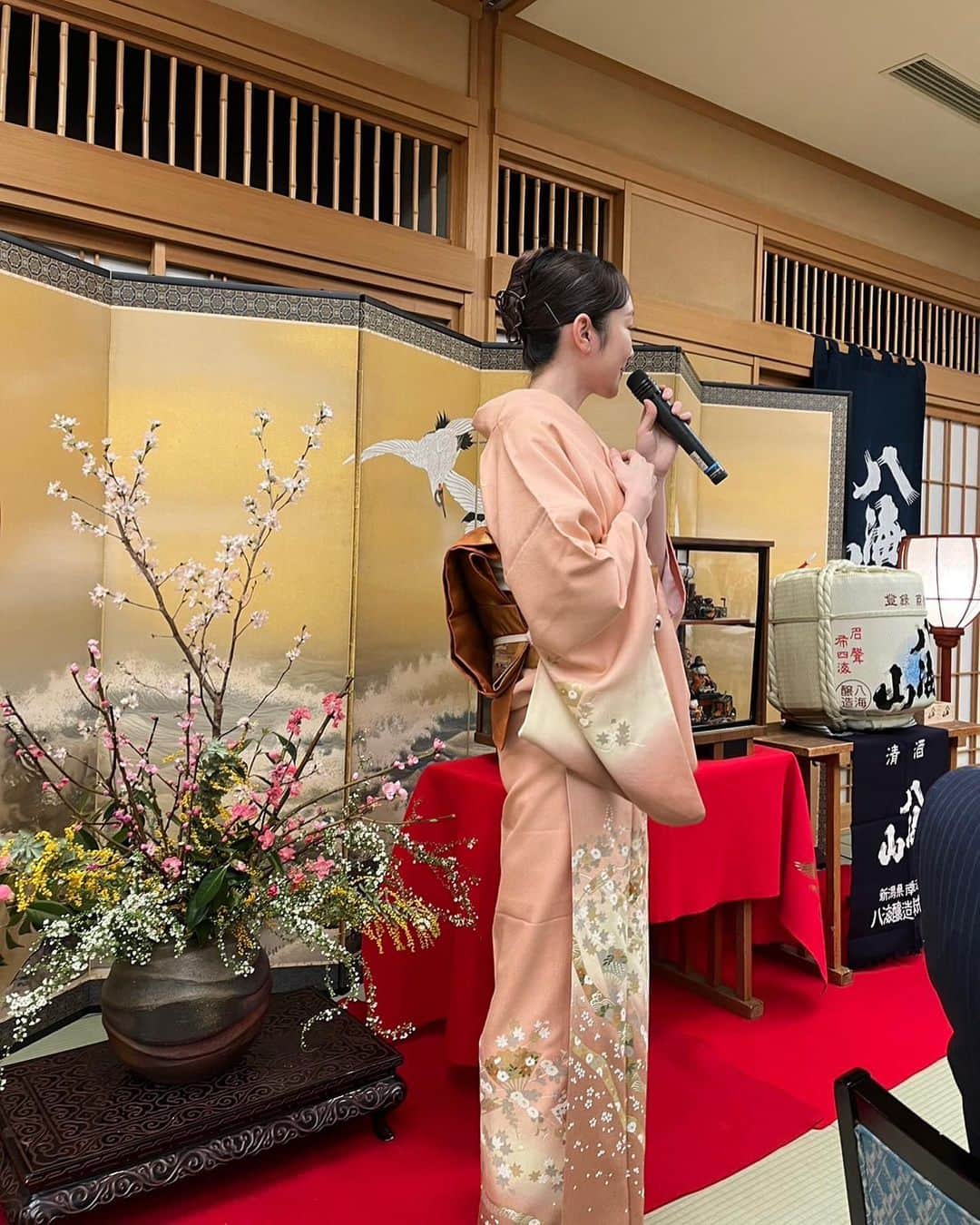 新海史子さんのインスタグラム写真 - (新海史子Instagram)「🎎ひなまつり🎎  新潟市本町にある日本料理大橋屋さんの雛祭りイベントにお邪魔しました🌸  お部屋のしつらえ、お料理、お酒全てが特別で華やかな雛祭りでした🎎  お着物を着せていただき、お上品に司会をしようかとも思いましたが… 結果、いつも通りでした🎤w  お客様がたくさん笑ってくださって、隙を見て私もお料理やお酒をいただいて（痛恨のお酒撮り忘れ）とても幸せな時間でした🍶  それにしても、大橋屋さんの若女将が美人すぎる件。（2枚目）モデルさんのような立ち姿😳  そして、八海醸造さんのサービスがすごすぎる件。（7枚目）これ、全部飲めたんですよ🍶🍺🍸凄すぎません？ 個人的には、純米大吟醸 雪室熟成８年が本当に美味しかったです🍶熟成酒なのに色がほぼ無色透明で驚き😳雪室の力だそうです。まろやかで深みがあり最高でした🍶  最後には、お誕生日が近いということで豪華な花束をプレゼントしていただき💐お心遣いに感激。  最高に楽しい雛祭りの夜でした🎎（司会のくせにイベント終わる頃にはほろ酔い）  #ひなまつり #日本料理大橋屋 #新潟清酒 #八海山 #八海醸造   素敵な出会いに感謝です🙏」3月4日 11時13分 - shinkai.0305