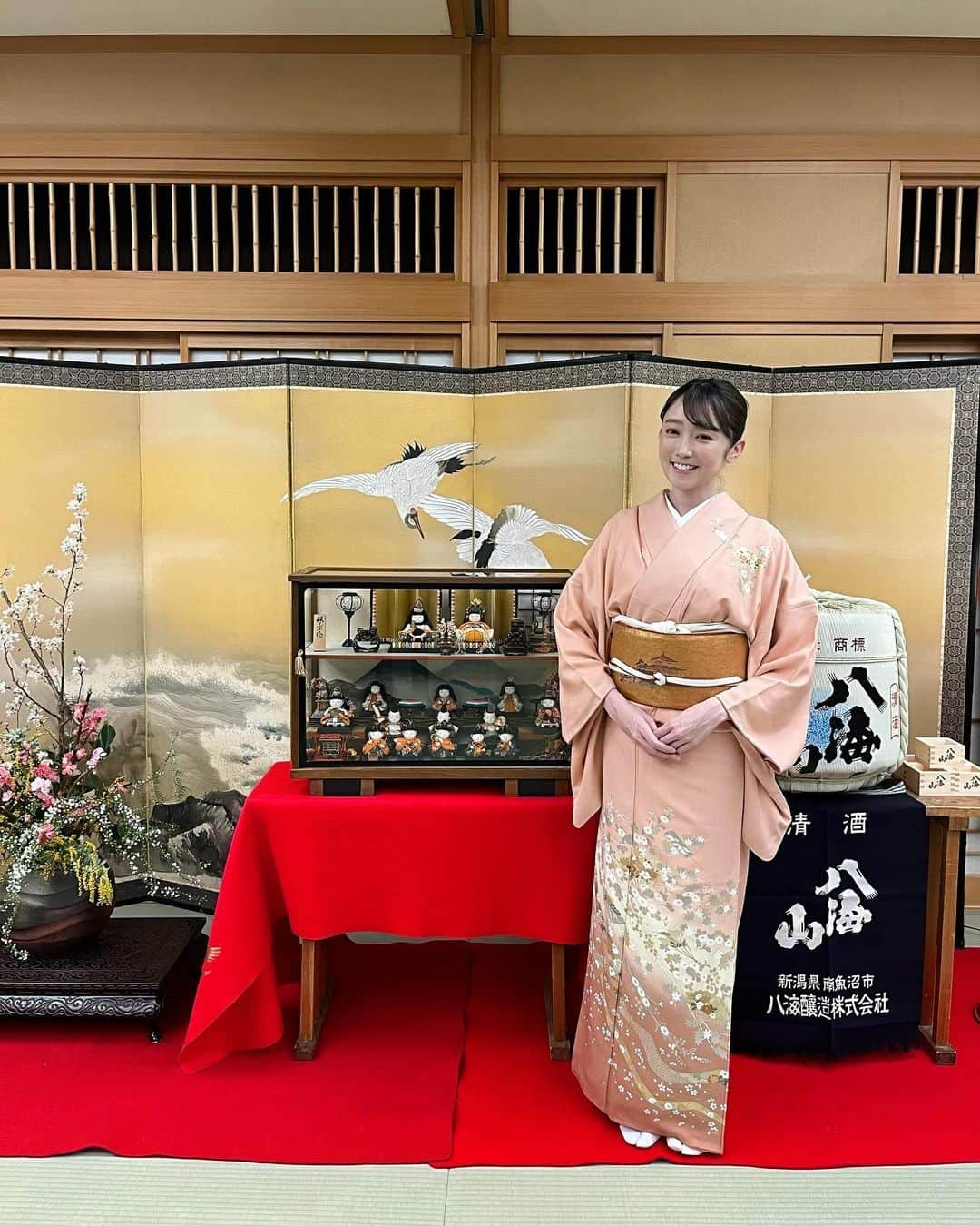 新海史子さんのインスタグラム写真 - (新海史子Instagram)「🎎ひなまつり🎎  新潟市本町にある日本料理大橋屋さんの雛祭りイベントにお邪魔しました🌸  お部屋のしつらえ、お料理、お酒全てが特別で華やかな雛祭りでした🎎  お着物を着せていただき、お上品に司会をしようかとも思いましたが… 結果、いつも通りでした🎤w  お客様がたくさん笑ってくださって、隙を見て私もお料理やお酒をいただいて（痛恨のお酒撮り忘れ）とても幸せな時間でした🍶  それにしても、大橋屋さんの若女将が美人すぎる件。（2枚目）モデルさんのような立ち姿😳  そして、八海醸造さんのサービスがすごすぎる件。（7枚目）これ、全部飲めたんですよ🍶🍺🍸凄すぎません？ 個人的には、純米大吟醸 雪室熟成８年が本当に美味しかったです🍶熟成酒なのに色がほぼ無色透明で驚き😳雪室の力だそうです。まろやかで深みがあり最高でした🍶  最後には、お誕生日が近いということで豪華な花束をプレゼントしていただき💐お心遣いに感激。  最高に楽しい雛祭りの夜でした🎎（司会のくせにイベント終わる頃にはほろ酔い）  #ひなまつり #日本料理大橋屋 #新潟清酒 #八海山 #八海醸造   素敵な出会いに感謝です🙏」3月4日 11時13分 - shinkai.0305