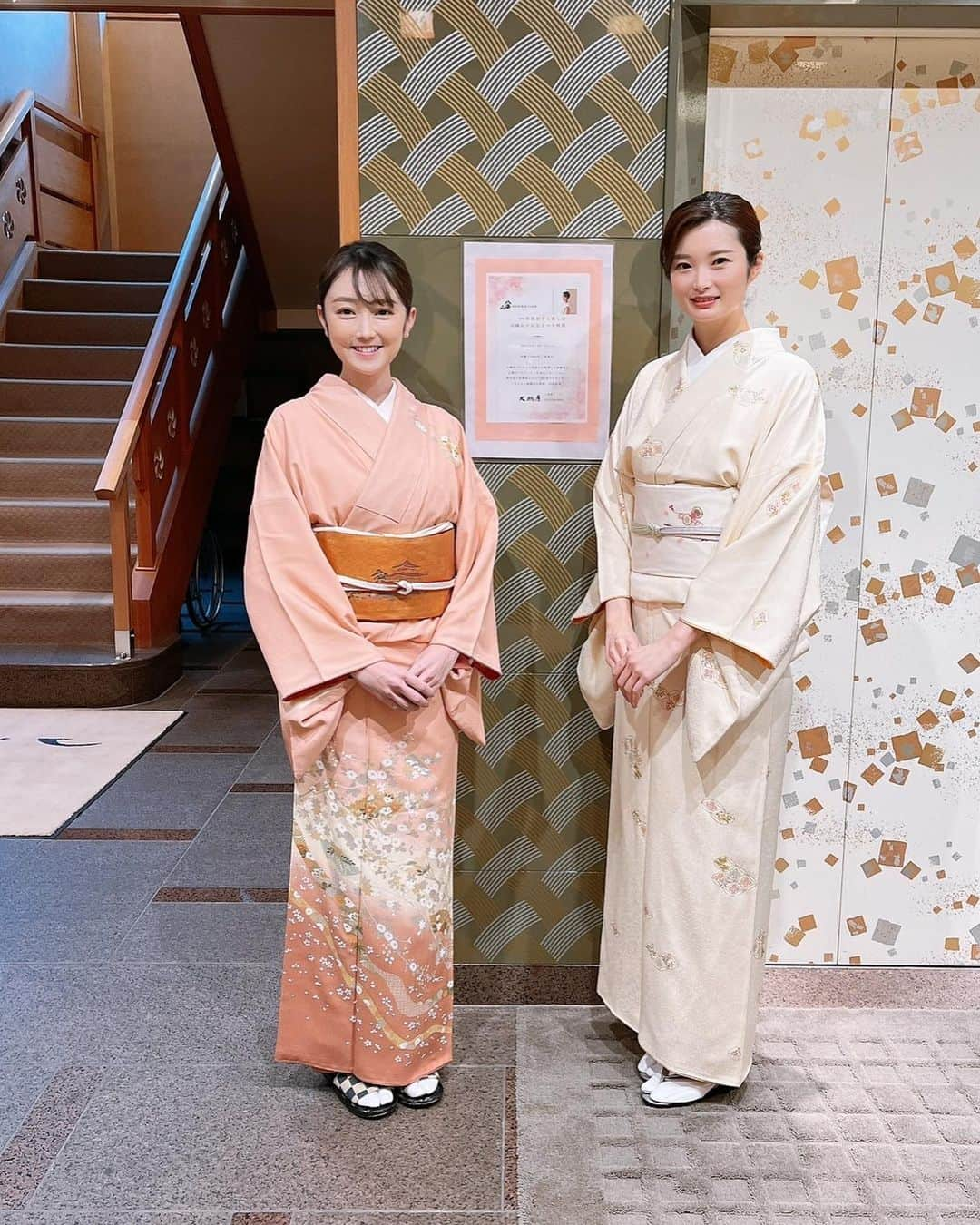 新海史子さんのインスタグラム写真 - (新海史子Instagram)「🎎ひなまつり🎎  新潟市本町にある日本料理大橋屋さんの雛祭りイベントにお邪魔しました🌸  お部屋のしつらえ、お料理、お酒全てが特別で華やかな雛祭りでした🎎  お着物を着せていただき、お上品に司会をしようかとも思いましたが… 結果、いつも通りでした🎤w  お客様がたくさん笑ってくださって、隙を見て私もお料理やお酒をいただいて（痛恨のお酒撮り忘れ）とても幸せな時間でした🍶  それにしても、大橋屋さんの若女将が美人すぎる件。（2枚目）モデルさんのような立ち姿😳  そして、八海醸造さんのサービスがすごすぎる件。（7枚目）これ、全部飲めたんですよ🍶🍺🍸凄すぎません？ 個人的には、純米大吟醸 雪室熟成８年が本当に美味しかったです🍶熟成酒なのに色がほぼ無色透明で驚き😳雪室の力だそうです。まろやかで深みがあり最高でした🍶  最後には、お誕生日が近いということで豪華な花束をプレゼントしていただき💐お心遣いに感激。  最高に楽しい雛祭りの夜でした🎎（司会のくせにイベント終わる頃にはほろ酔い）  #ひなまつり #日本料理大橋屋 #新潟清酒 #八海山 #八海醸造   素敵な出会いに感謝です🙏」3月4日 11時13分 - shinkai.0305