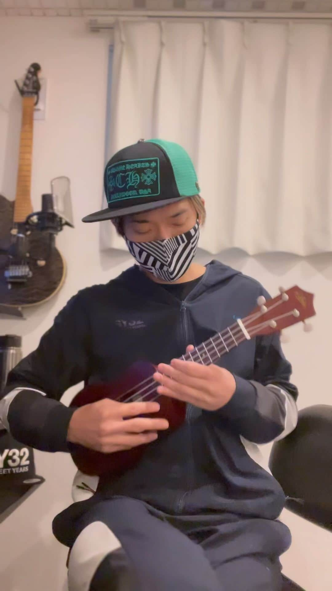 SHINPEIのインスタグラム：「Happy Saturday   #ukulele #rememberme」