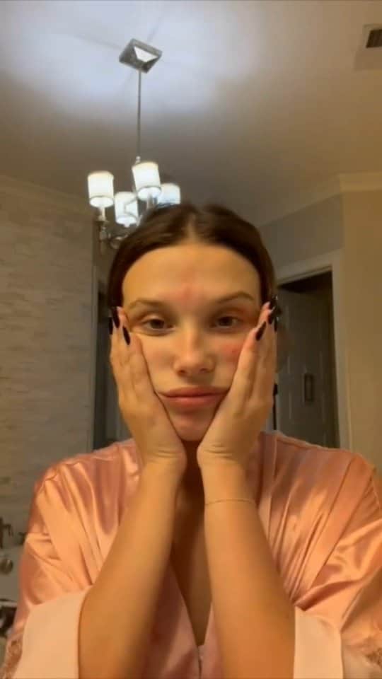 ミリー・ボビー・ブラウンのインスタグラム：「embracing the imperfections with @florencebymills 💜」