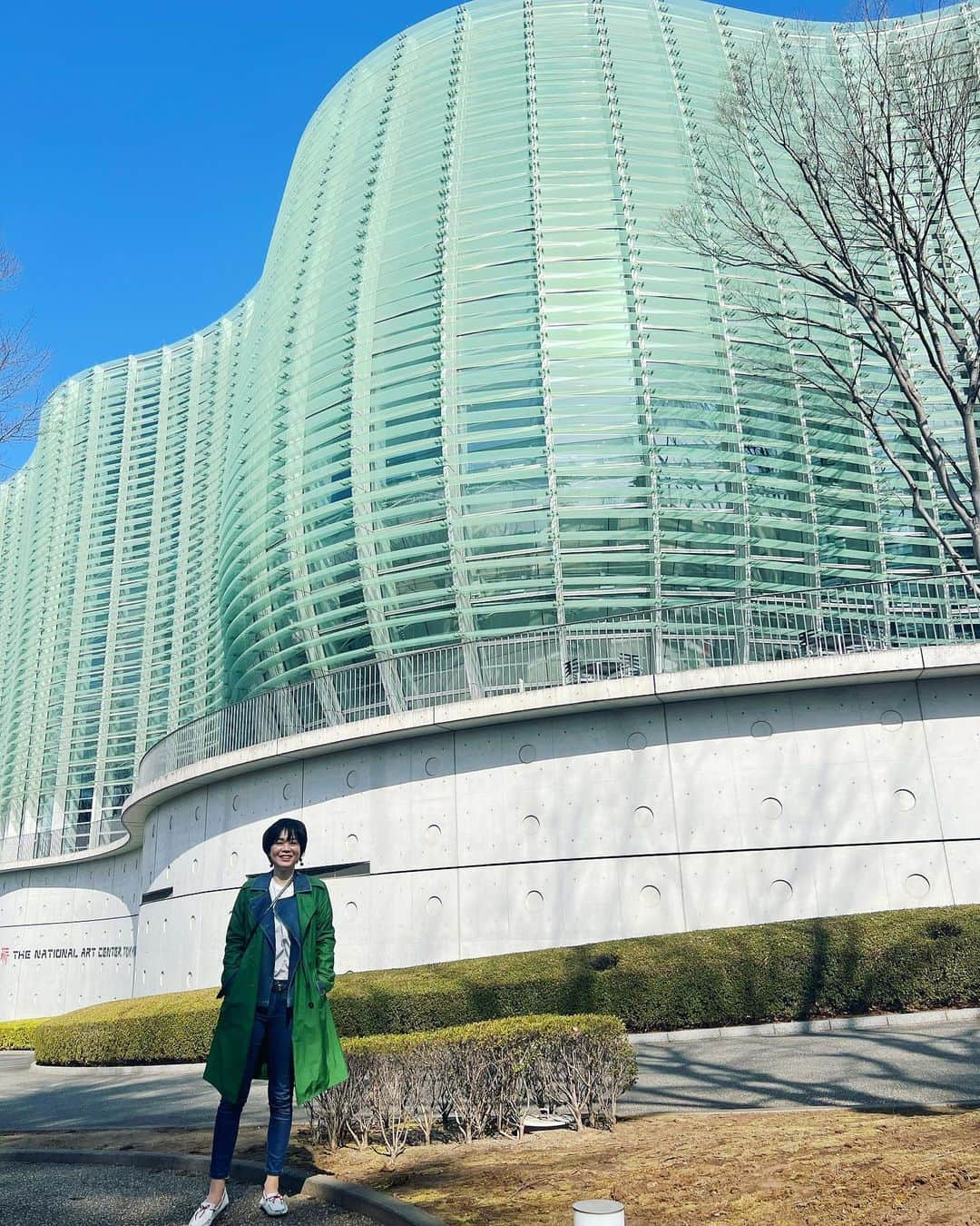 いかりさとみのインスタグラム：「曲線が美しい建物の前で一枚。中も開放感があって好きな空間です。ルーブル展を観に来ました！  #黒川紀章 #国立新美術館」