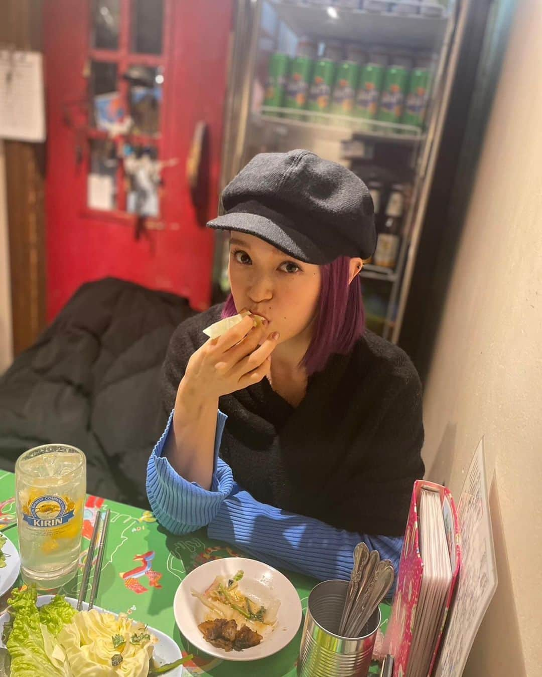 Soweluのインスタグラム：「最近食欲がヤバいんだけど 私だけでしょうか？🥹  ご飯食べても1時間くらいすると もうお腹すいたーーってなってる💦 今も腹ぺこです。笑  この前食べた大好きなタイ料理🫶 パクチーも大好き お酒は弱いけどレモンサワーとか シークワーサーサワーとか最近は さっぱり系が好きです🐒  スタジオに入って練習頑張った後のご飯は 本当に最高✨  この日は携帯を家に忘れてしまい 友達に激写された写真しかないから食べ物とかなんも撮れなかったけど 携帯がない日は不便さもあって 久しぶりに公衆電話を探して ボタン押しながらあの頃を思い出したり、 本を読んだり 練習に没頭出来たりして かなりイイ1日になりました⭐︎  たまに意識して携帯から離れてみよーって思った。  しかし花粉が凄いね、、 目痒過ぎてかいちゃったりしてるのに 1ヶ月前に付けたマツエクがまだ キレイに付いてる🥺 @eyeroom_mira  ミラちゃんありがとう♡  もうくしゃみも止まらんし🤧 みなさんもご自愛ください🌿  #thaifood  #myfavorite #lovecilantro #タイ料理 #パクチー大好き #食欲の春」