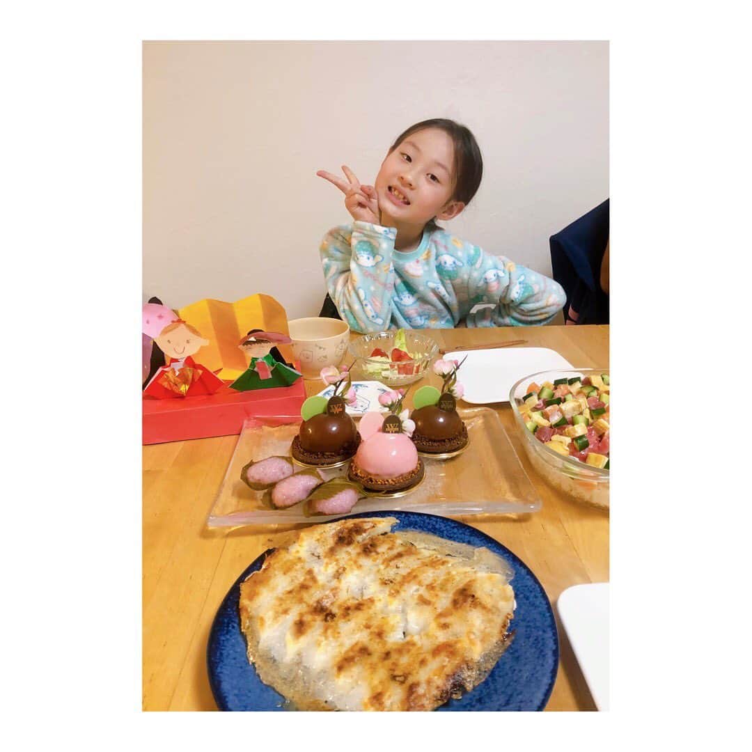 浦田聖子さんのインスタグラム写真 - (浦田聖子Instagram)「#🎎 成長を感じる幼稚園の工作✨ 卒園までカウントダウンを迎え、色んな気持ちが入り混じるけど、最後まで楽しもうーー♬  #ひなまつり  #ぎょうざの丸岡  #wittamer 🌸🍫 #我が家の食卓」3月4日 11時28分 - satoko_urata