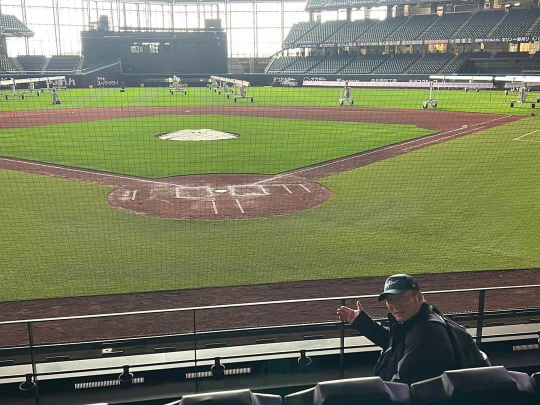 高木豊のインスタグラム：「エスコンフィールド北海道 素晴らしいスタジアム🏟  ホームからのバックネットまでいい距離感！ 全然狭くないし臨場感を 味わえる^_^  #いんすたばえ #寒い #北海道 #北広島 #エスコンフィールド北海道  #日本ハムファイターズ  #高木豊 #YouTube」