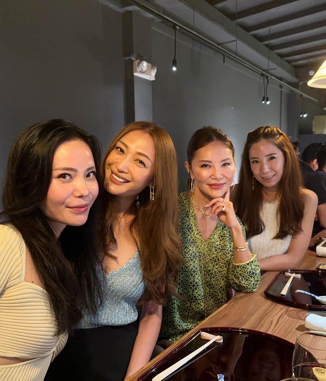 小林明実のインスタグラム：「大好きな人達に囲まれた 楽しいDinner 💖✨  サプライズでお誕生日の お祝いをしてもらいました✨✨  @sakemaru_hideout  だいちゃんありがと💖 いつ食べても美味しい💖✨  @fumilee さん 忙しいのに会えて嬉しかったです💖 やっぱおしゃれ💖  @555papico_ さん 昨日は飲めて最高に楽しかったです💖 いつみてもエロイです💖  @kazuha180319 ちゃん やっといろいろお話ができて 嬉しい😆✨✨ 綺麗で気配りができる女子素敵です💖✨  #singapore  #ひな祭り女子会」