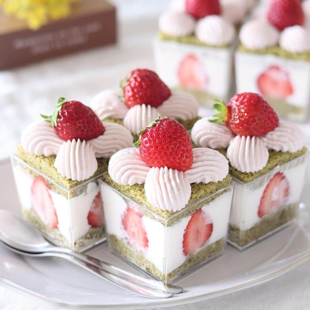 HidaMari Cookingのインスタグラム：「strawberry & matcha cake🍓  いちごと抹茶のひな祭りケーキ🎎 いちごと生クリームはやっぱり大好きな組み合わせ😍❤️ カップに入れるから食べるときに崩れないのも 冷蔵庫から出しやすいからいつでもつまめるのもいい（笑）  #homemade #easy #recipe  #baking #foodstyling #foodporn #food #foodphotography #foodpics #foodgasm #tasty #dessert #video #inspiration  #おうちカフェ #お菓子作り #手作りケーキ #ケーキ作り好きな人と繋がりたい #手作りお菓子 #sweets #homecafe #homemakecake #instacake #instafood #cakestagram #cakelover #foodie #hidamaricooking」