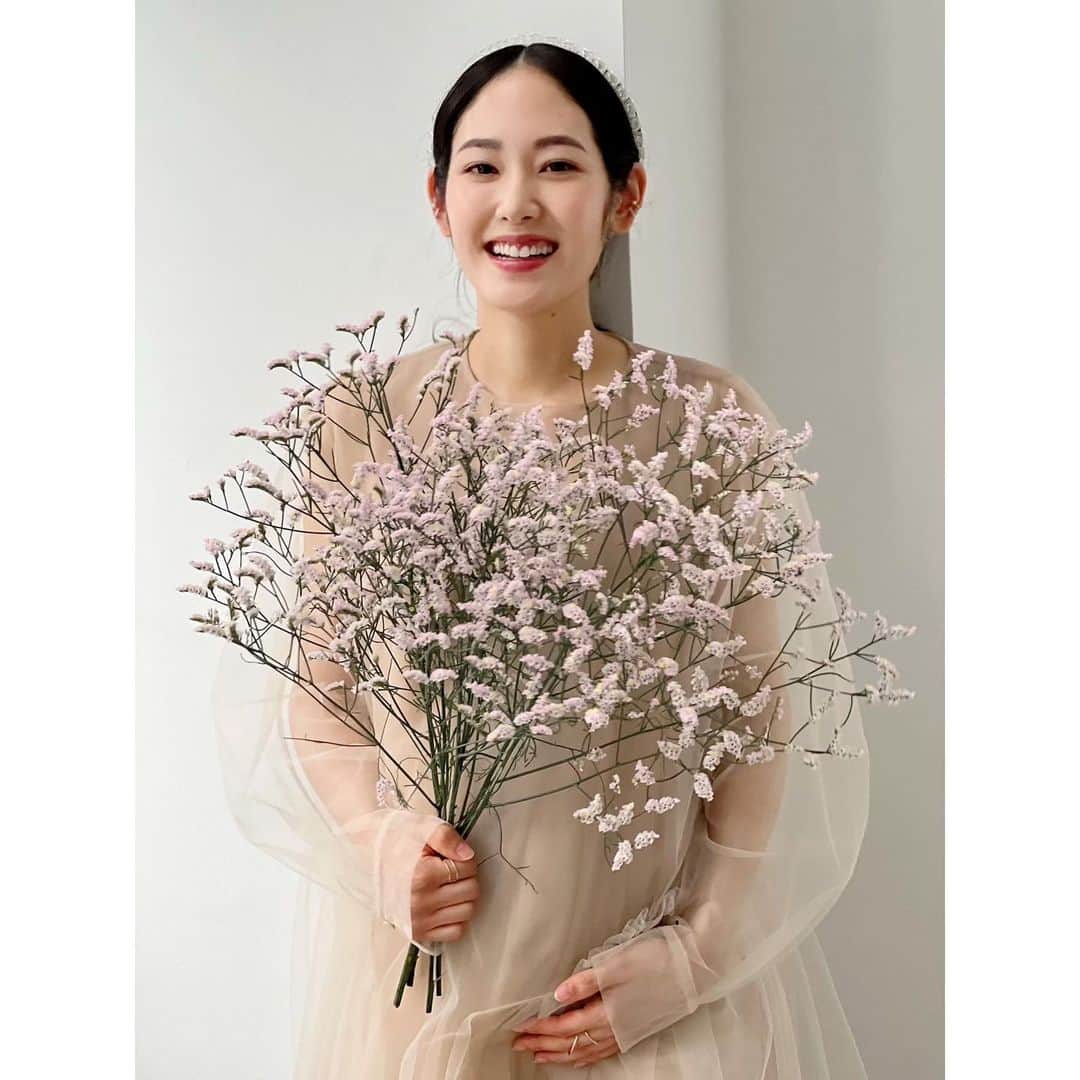 のインスタグラム：「💜 たまひよの写真をぽんっ🐣💕 （ @tamahiyoinsta ）  菜の花や梅、、 街の至るところで 花が咲き始めて嬉しいな♪  梅を見に行った時の、 一枚おすそ分けしておくね🤲💕」