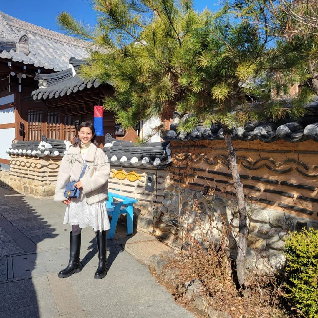 田辺岬のインスタグラム：「全州🇰🇷 . 全州に引っ越してまず来たかった전주한옥마을(全州韓屋村)🥰韓国伝統の韓屋の家々が数多く残っているエリア✨️  観光地だから平日でも混み合っていました！  息子は大好きなベイビーシャークの風船を見つけ購入🦈歌もよく歌っていて可愛すぎる😍 .」