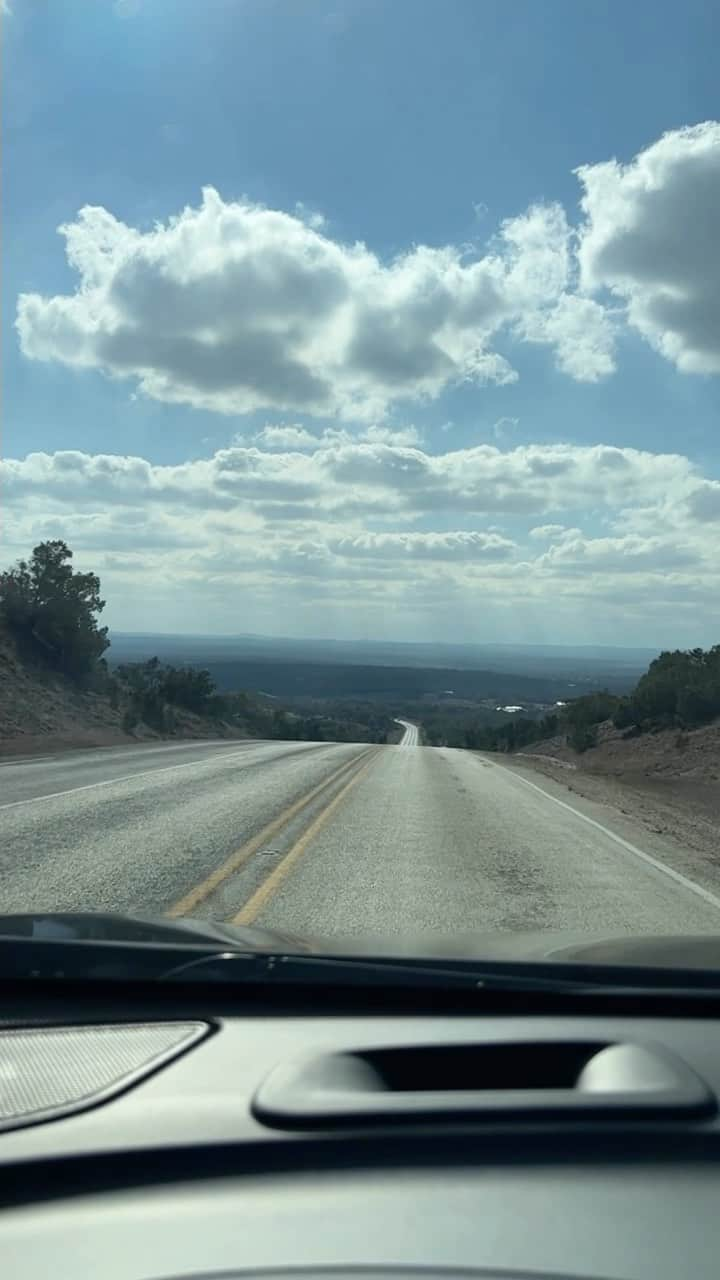 ホリー・マリー・コームズのインスタグラム：「The drive so nice I had to do it twice. Well more like 3 times…Everything is bigger in Texas. Including the long stretches of empty highway. 🤘」