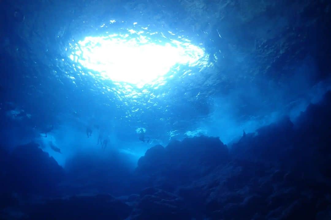 エリナさんのインスタグラム写真 - (エリナInstagram)「GROTTO in SAIPAN💙 평생 잊지 못할 만큼 아름다운 바닷속 一生忘れられない素敵な海でした✨」3月4日 12時32分 - erina_hrn