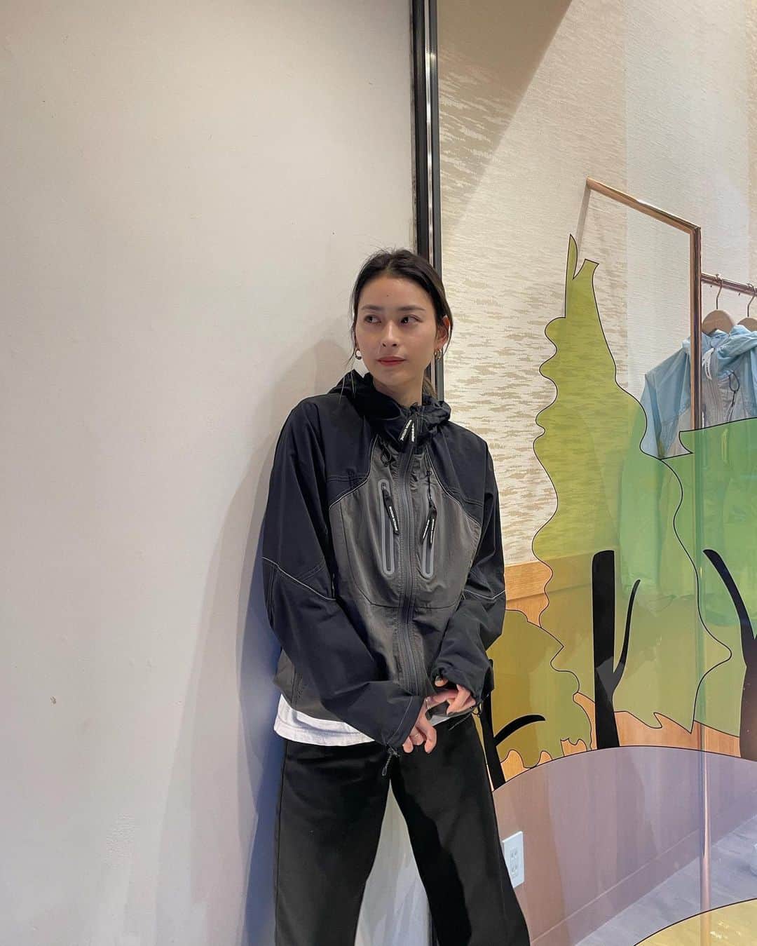 松本瞳のインスタグラム：「. 3/8からスタートする Maison Kitsune x and wander. 気になってたこのジャケット、ディテールのこだわりとっても好き。アウトドアでも街でも着たいなー⛰✨ @maisonkitsune  . ウォーターボトルは購入条件満たすと先着順でもらえるらしいのでチェック✔︎です . #pr #maisonkitsune #andwander」