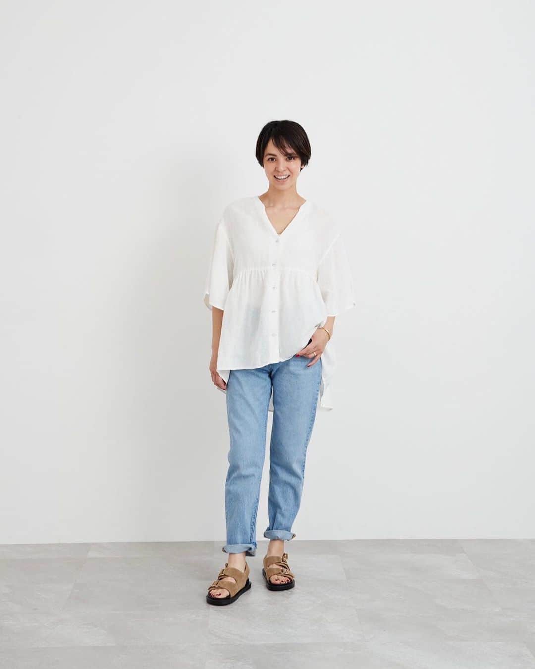 鈴木サチのインスタグラム：「. "BAYFLOW×Levi's501" 別注デニムが発売✨✨ . 履き心地最高🤭😊✨ . 今回は動きやすいペタンコサンダルで合わせてみたんだけど、春夏に大活躍しそう😌😌 . 特別ページでは色んなコーデをみる事ができます✨ . 特別ページはストーリーから🤭 . @bayflow_inc  #bayflow #bayflow_jeans」