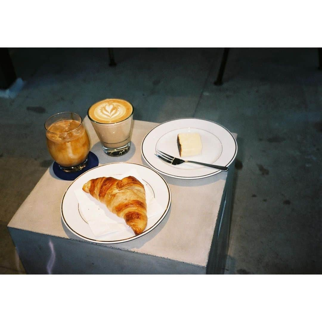 加藤梨里香さんのインスタグラム写真 - (加藤梨里香Instagram)「☕️🥐 . #cafe #coffee  #film #filmphotography」3月4日 13時10分 - ririka_kato_