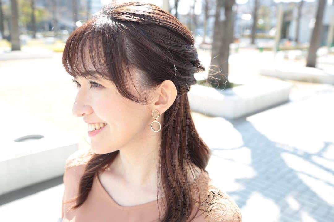 江川清音のインスタグラム：「⁡ こんにちは😊 3月4日(土)の番組で 付けていたアクセサリーは ⁡ OSEWAYA(@osewaya_official )さんのイヤリングです✨ ⁡ トップスのお色ともピッタリ！ 揺れるモチーフに目がいきますね🫢💓 ⁡オシャレ✨ ⁡ #ウェザーニュースlive」