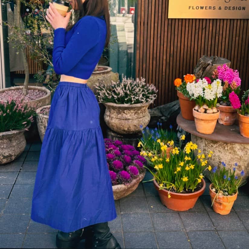 疋田万理のインスタグラム：「春が来るね。 毎日憂鬱だけど生きてこう。  これはお母さんがつくってくれた スカートです。  最近はTED BAKER的なgood girl outfitsにハマっていて Old money vibesです💎」