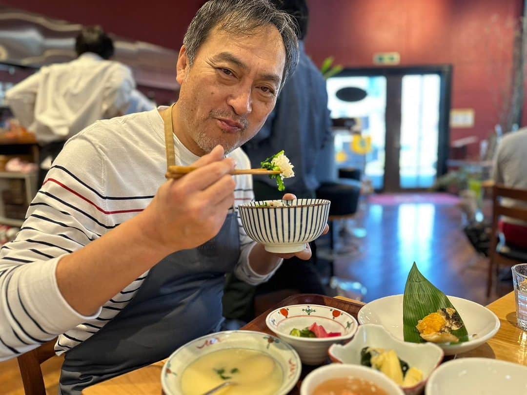 渡辺謙さんのインスタグラム写真 - (渡辺謙Instagram)「. K-port朝食会やって来ました。 中々の冒険メニューでしたが、 僕の友人で京都で和食屋さんを営んでいる木山君が全面協力してくれました。 下味をつけた魚に金柑ソース合わせるメニュー、絶品でした！ おかげさまで素敵な朝食と共に、一足早い春の訪れを感じました。 謙  Menu 桜エビと菜の花の炊き込みご飯　生姜添え スズキ　つけ地に合わせ　金柑ソースと 新じゃが新玉ねぎの出汁ポタージュ 若竹とわかめの酢味噌和え 香の物　青てっぽう　赤かぶら 苺の甘酒  -  We did a breakfast event at K-port. It was quite an adventurous menu but I had full support from my friend Mr. Kiyama, who runs a Japanese restaurant in Kyoto. The seasoned fish with kumquat sauce was a great dish. We had a wonderful breakfast, and felt the early arrival of Spring. Ken  Menu Rice cooked with sakura shrimps and Brassica rapa with ginger Sea bass with kumquat sauce Potage of new potatoes and new onions bamboo shoot and wakame seaweed with vinegared miso pickled green pepper and red turnip Strawberry amazake  @kport1125 #朝食会 #kport #気仙沼 #kesennuma #木山 #春よ来い  #渡辺謙 #kenwatanabe」3月4日 13時38分 - kenwatanabe____