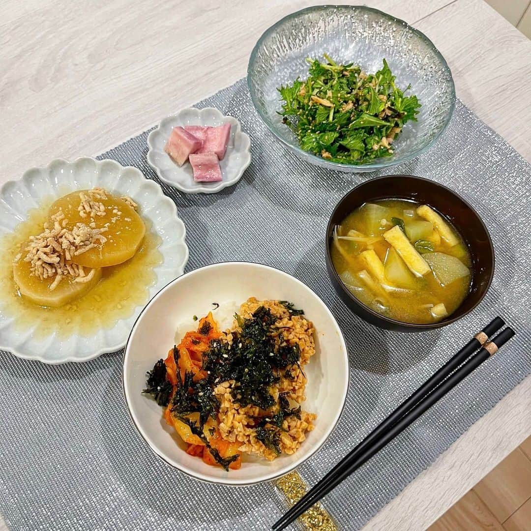 滝沢ななえさんのインスタグラム写真 - (滝沢ななえInstagram)「今日のハニ飯🍴 ハニ飯とは？ 滝沢のパートナーであるハニさん(@hani_hani1101)が 作ってくれるご飯のことです。  ⚠️滝沢がこの世で1番苦手なものは料理です  この日のメニューは ・自家製味噌のおみそ汁 ・水菜のサラダ(ツナと塩昆布和え) ・赤大根のピクルス ・鶏そぼろ大根 ・納豆キムチ丼(白米) こんな感じでした！  お家ごはんではなるべく 発酵食品、野菜を多くすることを 心がけてくれています。感謝🙏  この日のメニューは ファスティングの準備食や 回復食にもいけそうなメニューです！  よくファスティングやりたいけど 準備食・回復食をどうしたら良いか分からない… という方がいるので参考にしてみてください！  厳密に準備食・回復食やるならこのメニューから ・鶏そぼろ ・ツナ を抜けば良いと思いますが このくらいの量であれば特に問題もないかと👍  基本は身体に優しいメニューを食べて 外食するときはする！ 食べたいもの食べたいときは食べる！ ってメリハリをつけていけば 太ることもないと思います🔥  #今日のハニ飯 #ハニ飯 #滝沢断食道場 #断食 #ファスティング #準備食 #回復食」3月4日 13時38分 - nanaetakizawa