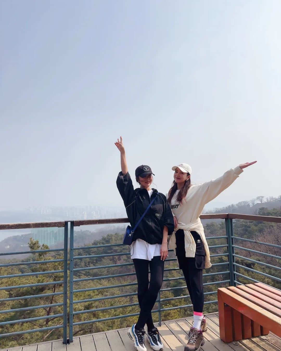 イ・ソヨンのインスタグラム：「#등산 #언니랑 ♡ #미세먼지나쁨 😭」