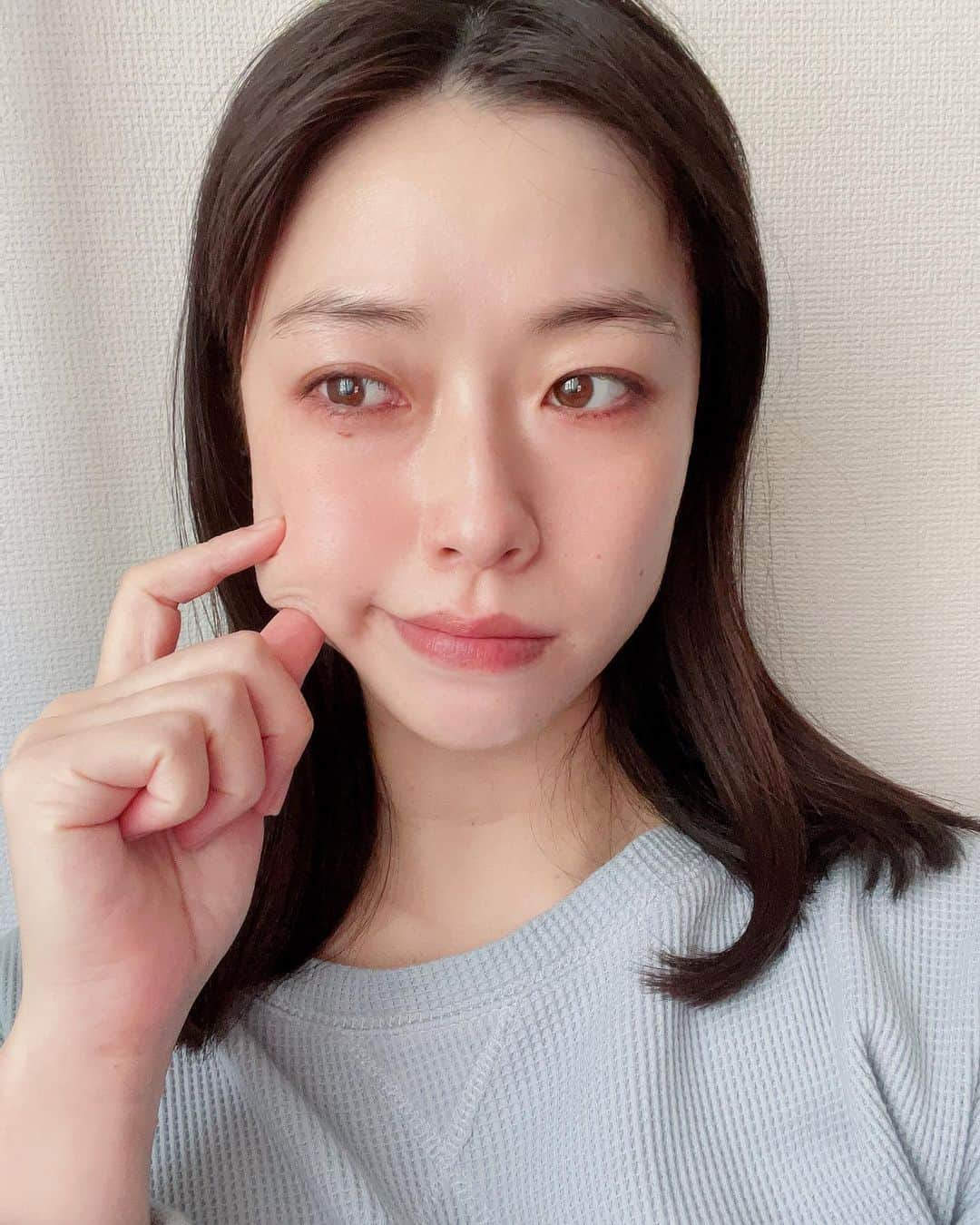 小田飛鳥のインスタグラム：「最近の #すっぴん 集 ☺︎ #nomakeup #スッピン  相性の良いサロンさんと出会えてうれし🙆🏻‍♀️💕 美容に疎いのと、なかなかの乾燥肌なのです。 お誕生日にスキンケアセット頂いたので少し頑張ってみよう☺︎ マックの #一口チュロス 私は好きです🥰」