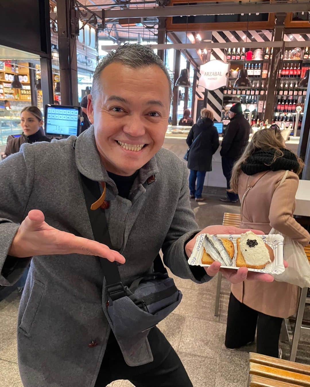 三好ジェームスのインスタグラム：「pinchos 美味しい〜 街並みきれい〜 スペイン🇪🇸〜  #スペイン #spain #Madrid #マドリード #サンミゲル市場 #ピンチョス #pinchos」