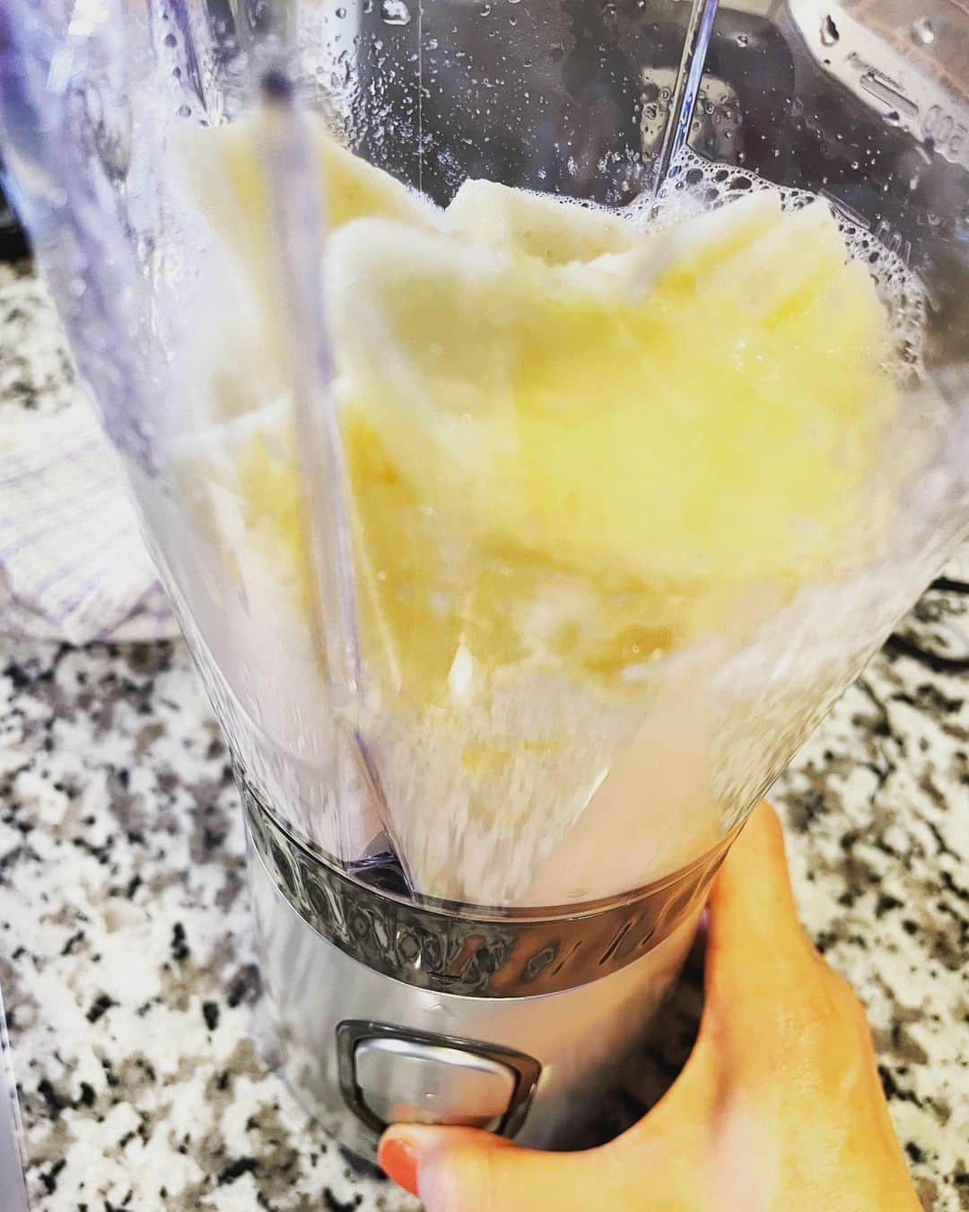 熊木杏里さんのインスタグラム写真 - (熊木杏里Instagram)「林檎が傷んでしまう前に、 ミキサーで、りんごジュース🍎  氷とお水、ポッカレモン、てんさい糖。  優しいお味。」3月4日 14時49分 - anri.kumaki