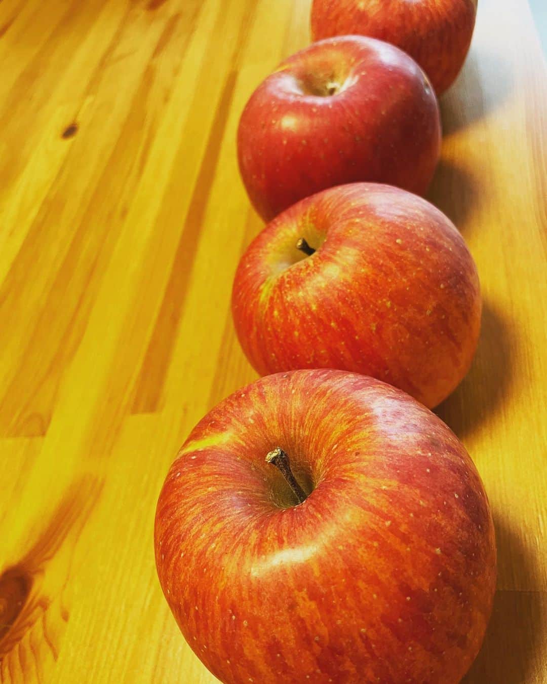 熊木杏里さんのインスタグラム写真 - (熊木杏里Instagram)「林檎が傷んでしまう前に、 ミキサーで、りんごジュース🍎  氷とお水、ポッカレモン、てんさい糖。  優しいお味。」3月4日 14時49分 - anri.kumaki
