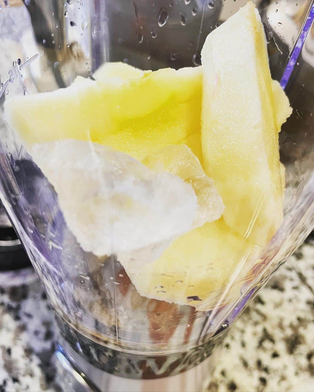 熊木杏里のインスタグラム：「林檎が傷んでしまう前に、 ミキサーで、りんごジュース🍎  氷とお水、ポッカレモン、てんさい糖。  優しいお味。」