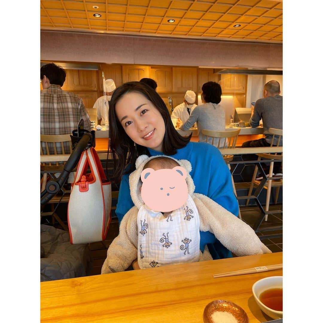 納富有沙さんのインスタグラム写真 - (納富有沙Instagram)「. 出産した病院でお祝い膳の代わりにもらったチケットを使って、贅沢に天ぷらランチ☺️🦐 少し前までベビーカー嫌いで乗せられると怒っていたのに、いい子で座っていてくれるようになりました👶❤️ (…写真撮る時にこの青いハイネック着すぎてるな🫢) . . . #tempura #japanesefood  #japan #usa #actress #天ぷら #出産祝い #てんぷら山の上Ginza」3月4日 15時00分 - arisa_noutomi