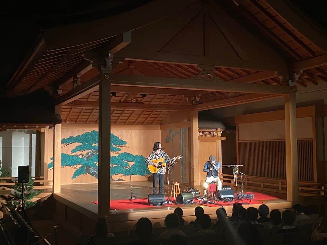広沢タダシさんのインスタグラム写真 - (広沢タダシInstagram)「能楽堂のオーラと響きに歌わせてもらいました。  夏樹も最高だ。  このデュオで次は東京やでい！」3月5日 2時02分 - hirosawatadashi