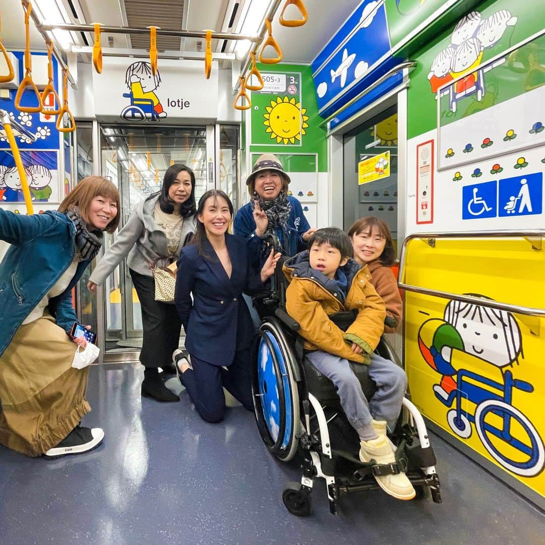 龍円愛梨さんのインスタグラム写真 - (龍円愛梨Instagram)「都営地下鉄の #子育て応援スペース に、#ミッフィー の仲間で車椅子の #ロッテちゃん と、たれみみという"ちがい"がある #ダーン が登場しました💖@miffi_jp  みんなで視察してきました！  車椅子ユーザーで小1の空くんは、これが初めての電車利用だったそうです。お母様の久美さんはは「このような環境があると、勇気を持って外に出ていく気持ちが出ます」とおっしゃてくださいました(^^)❣️@chakumi_  #ブルーナバリアフリープロジェクト 代表の水戸川真由美さんも一緒でした。@mayumi_mitogawa この実現のためにご尽力くださいました✨  都営地下鉄の子育て応援スペース に乗車されたい方は、#都営交通アプリ でチェックしてください！このスペースのあるかどうかが分かる機能が新たに追加されました。  子育て応援スペースは、3月末までに都営地下鉄全４線(新宿線、三田線、大江戸線、浅草線)と、乗り入れしてる京王線や京成線などの民間鉄道で、36編が走ります！  誰もが移動しやすい東京へ⭐️」3月5日 0時31分 - airi_ryuen