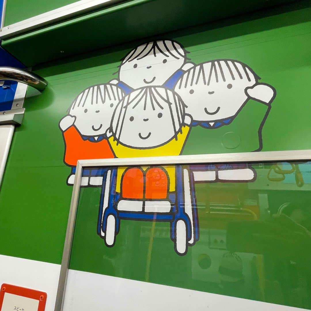龍円愛梨さんのインスタグラム写真 - (龍円愛梨Instagram)「都営地下鉄の #子育て応援スペース に、#ミッフィー の仲間で車椅子の #ロッテちゃん と、たれみみという"ちがい"がある #ダーン が登場しました💖@miffi_jp  みんなで視察してきました！  車椅子ユーザーで小1の空くんは、これが初めての電車利用だったそうです。お母様の久美さんはは「このような環境があると、勇気を持って外に出ていく気持ちが出ます」とおっしゃてくださいました(^^)❣️@chakumi_  #ブルーナバリアフリープロジェクト 代表の水戸川真由美さんも一緒でした。@mayumi_mitogawa この実現のためにご尽力くださいました✨  都営地下鉄の子育て応援スペース に乗車されたい方は、#都営交通アプリ でチェックしてください！このスペースのあるかどうかが分かる機能が新たに追加されました。  子育て応援スペースは、3月末までに都営地下鉄全４線(新宿線、三田線、大江戸線、浅草線)と、乗り入れしてる京王線や京成線などの民間鉄道で、36編が走ります！  誰もが移動しやすい東京へ⭐️」3月5日 0時31分 - airi_ryuen