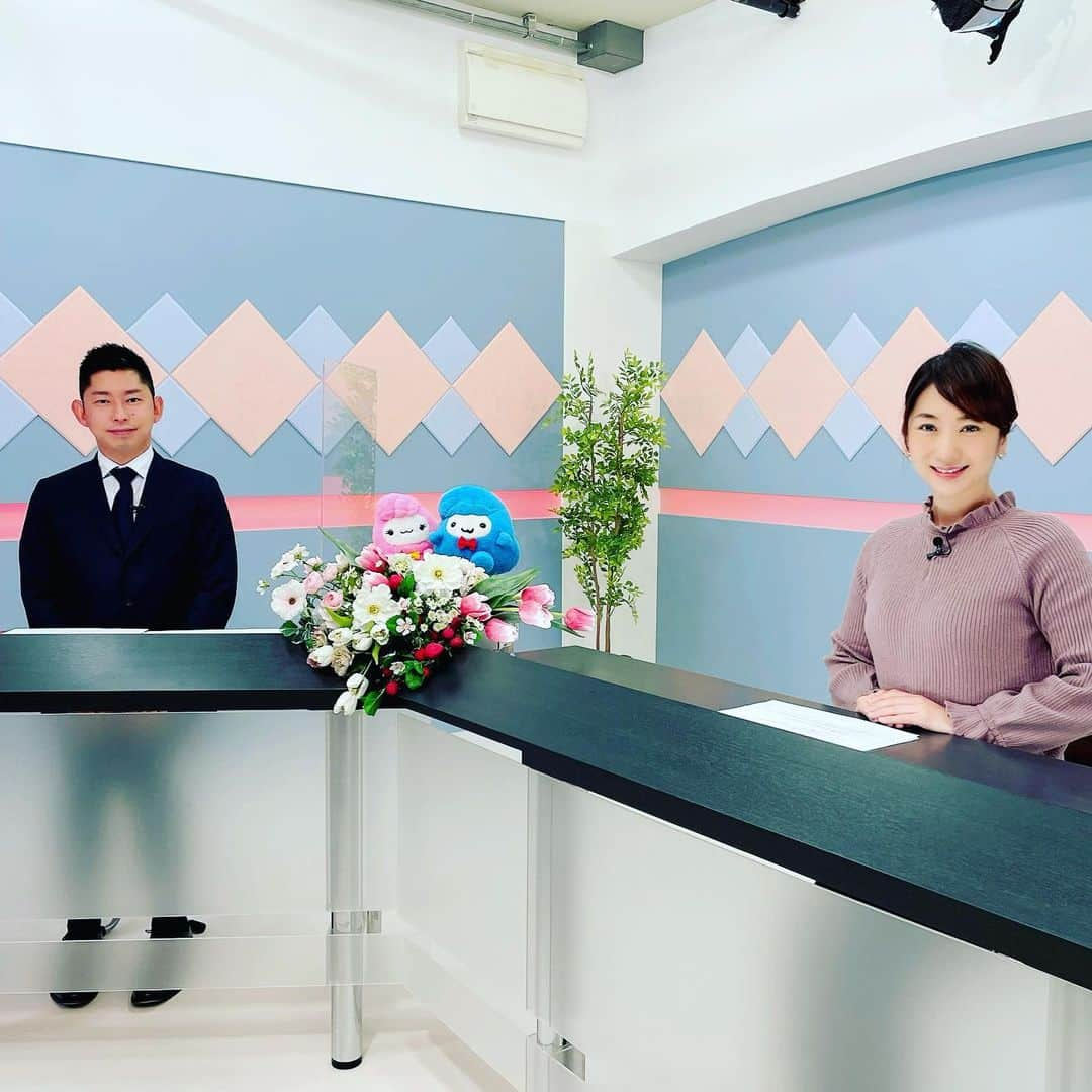 中山裕子さんのインスタグラム写真 - (中山裕子Instagram)「スタジオには 東京都赤十字血液センターの 井上恭兵さんにお越しいただき 「献血」についてお話しを伺いました🌼  血液は人工的に作ることが難しく 献血してもらった血液を輸血に使えるのもとても短く、日数が限られています。 コンスタントに血液を確保するためには、「献血」のご協力が不可欠です。  救われる命があります。  身近なところで献血できる場所を 探してみることからはじめてみましょう！！  詳しくは YouTubeの荒川区公式チャンネル、または荒川区HPの動画サイトからご覧になれます！！  #中山裕子 #圭三プロダクション #荒川ケーブルテレビ #こんにちは荒川区 #キャスター #アナウンサー #荒川区 #actv #荒川区行政ナビ‬」3月5日 0時46分 - yuko_nakayama_official