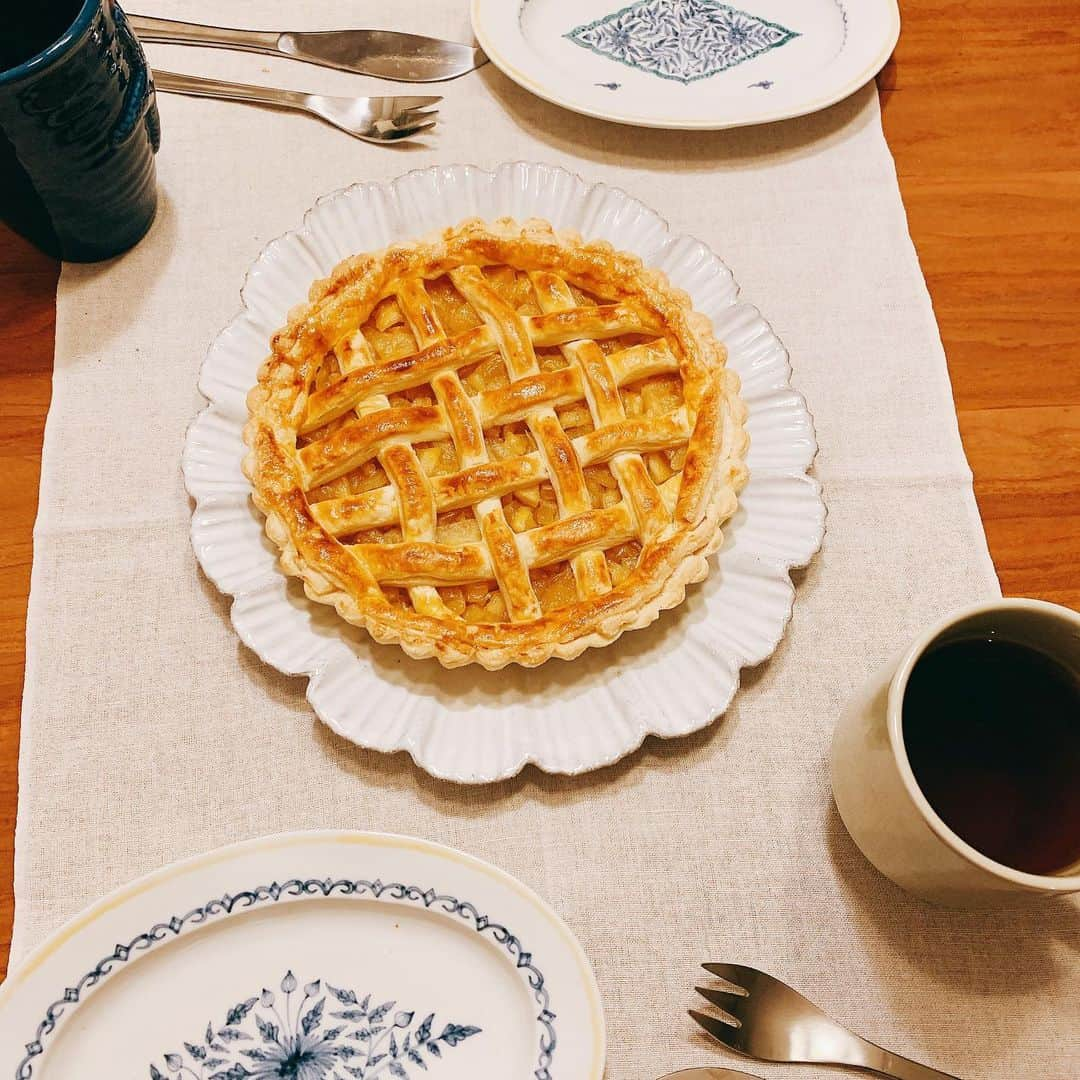 永瀬かおるのインスタグラム：「Apple pie🍎 私の母は昔、よく自宅でお菓子を焼いてくれました☺️ そのせいか、私もお菓子作りが好きで昔からちょこちょこ作っていました🍪 今回息子にも食べさせられるかな？とシナモン抜きでアップルパイを作ってみたところ。。 美味しかったようで、 『やったーやったー♪』と跳ねながら食べていました🥰 手作りの良さは自分達の都合で甘さなどを調整でき、 安心できる材料を使えること。 そして保存料などを使わずにすぐ食べさせられる🙌  りんご２つで大満足のパイ✨ また作ろうかな😇  今回の器🍽 @astierdevillatte  @_sudo____  カトラリーは柳宗理🍴  #アップルパイ #安心おやつ　#子供おやつ　 #旦那おやつ　でもある #手作りお菓子」